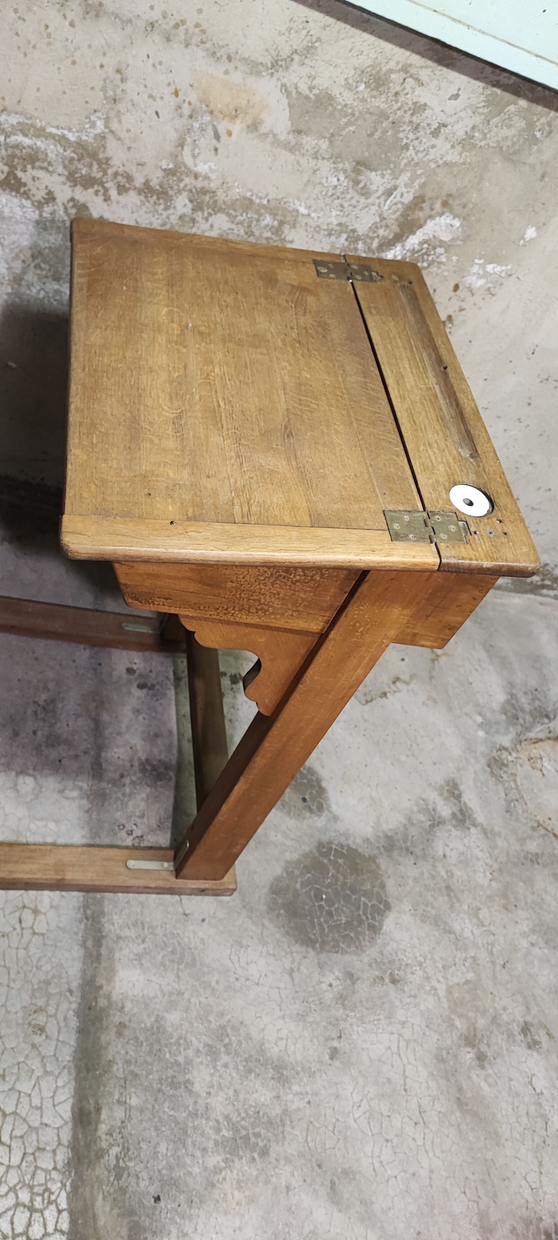 Bureau pupitre écolier une personne
