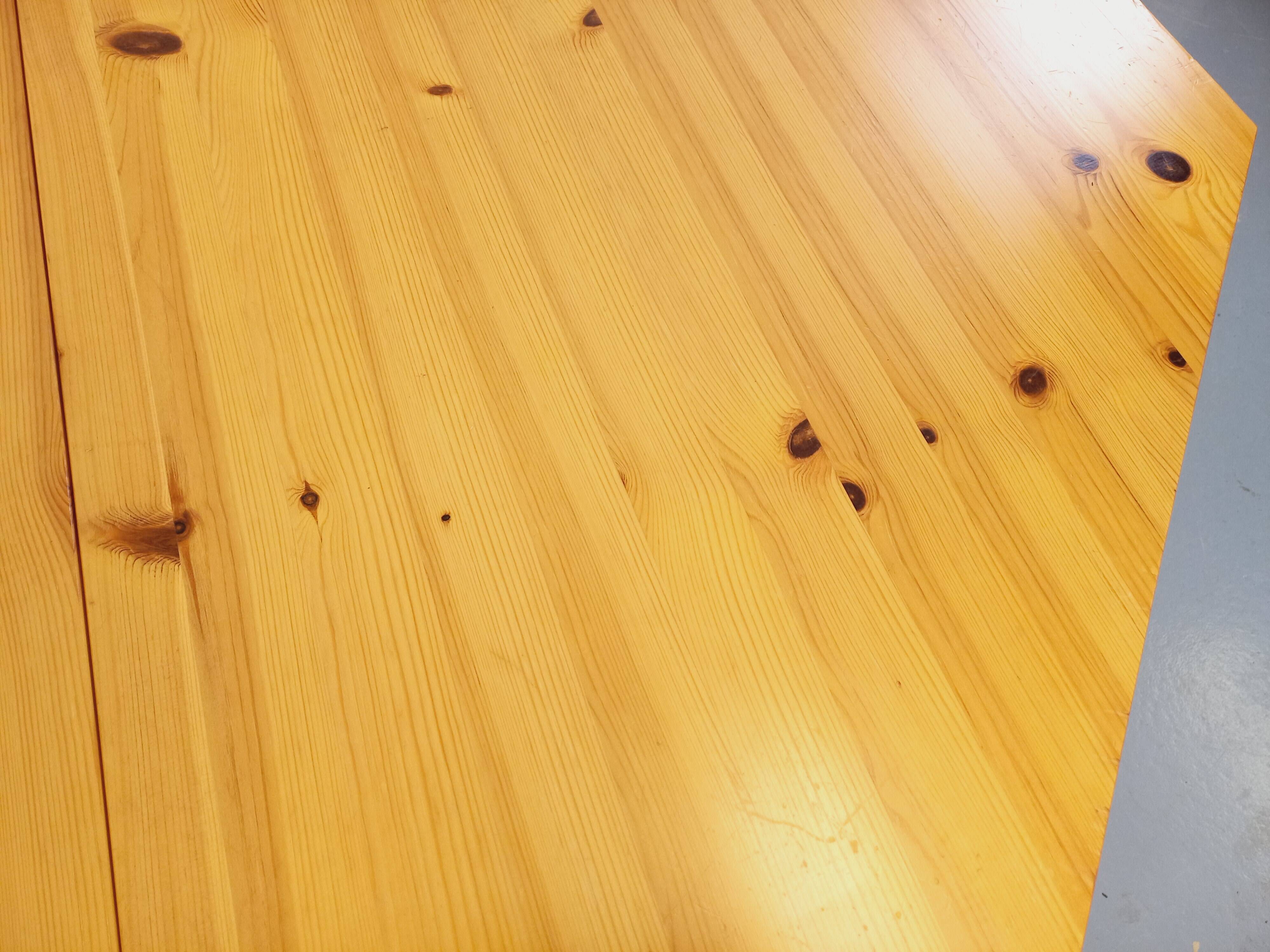 Vintage octagonal dining table from the 1980s in pine with an extension.