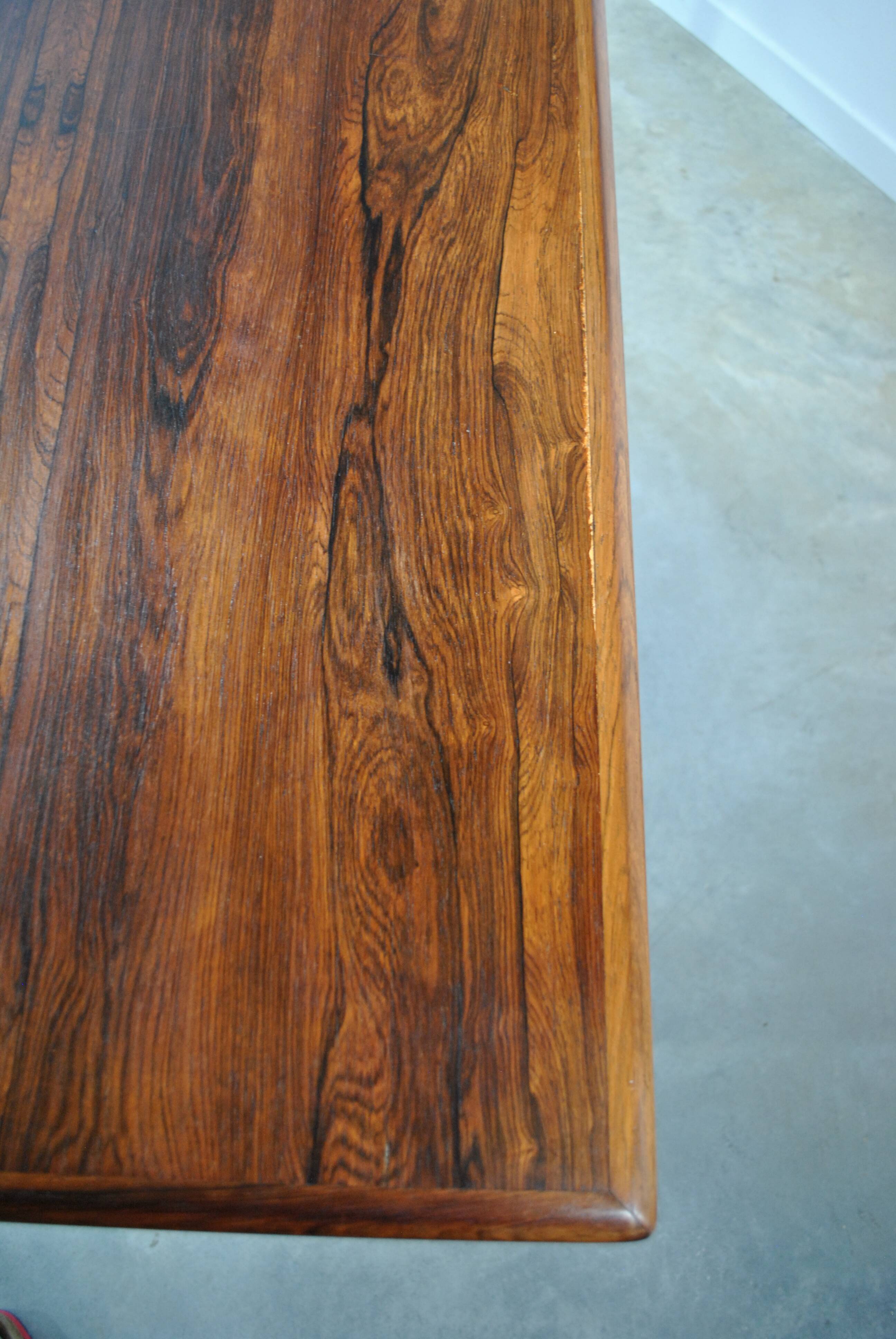 Extendable rosewood dining table year 60