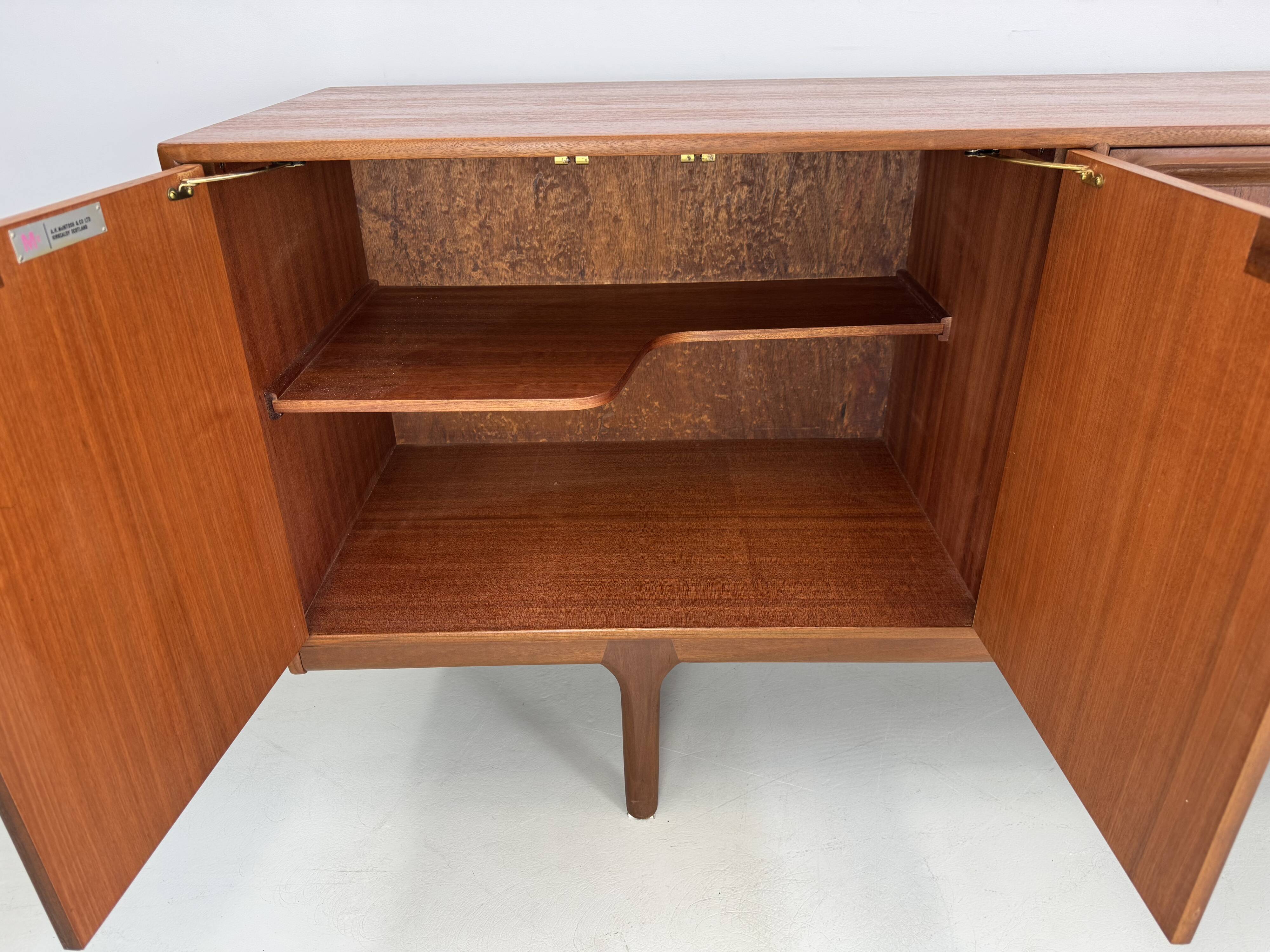Buffet vintage par McIntosh, design de T. Robertson des années 1960.