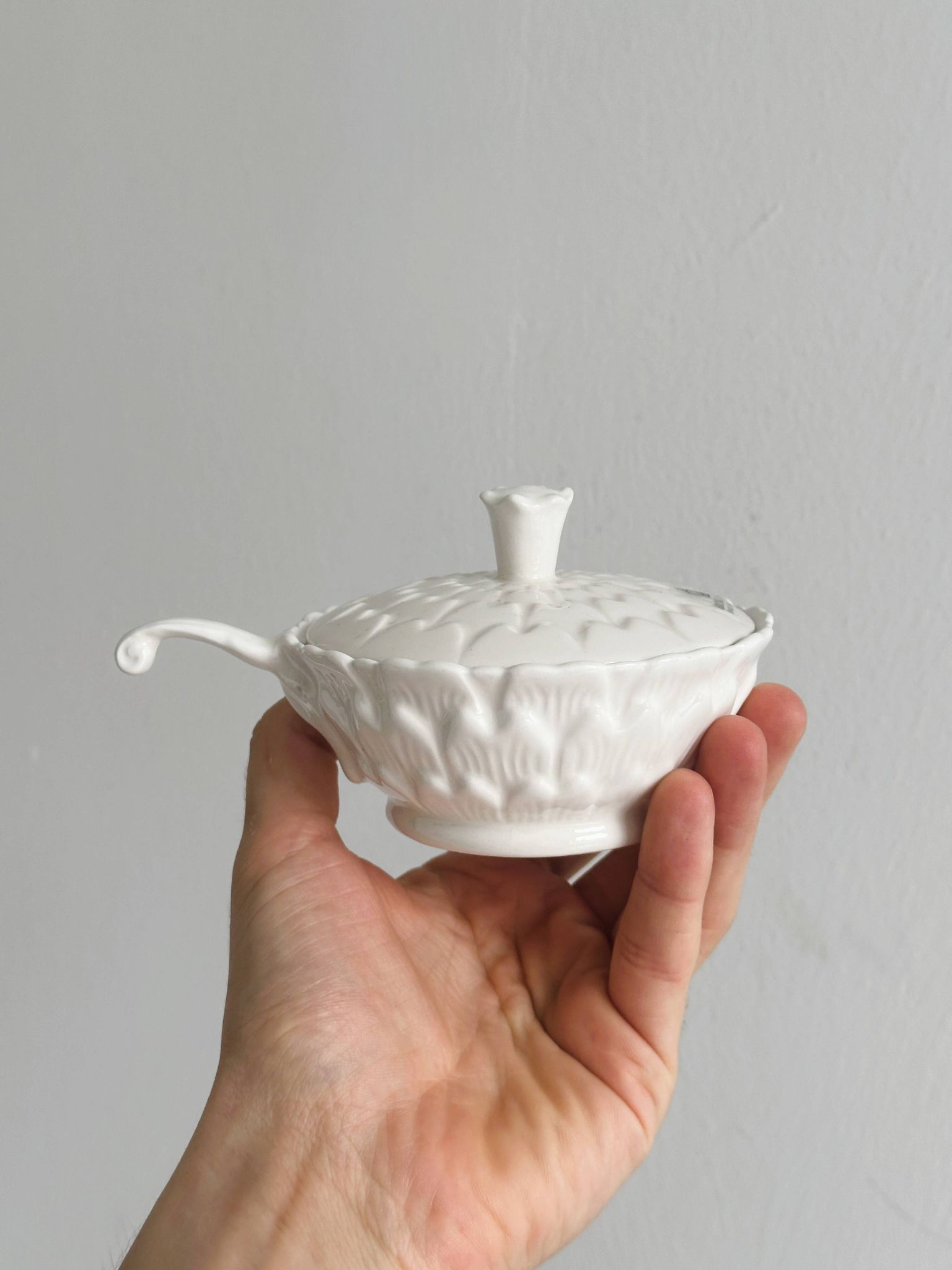 Sucrier ou boîte à condiments, porcelaine blanche