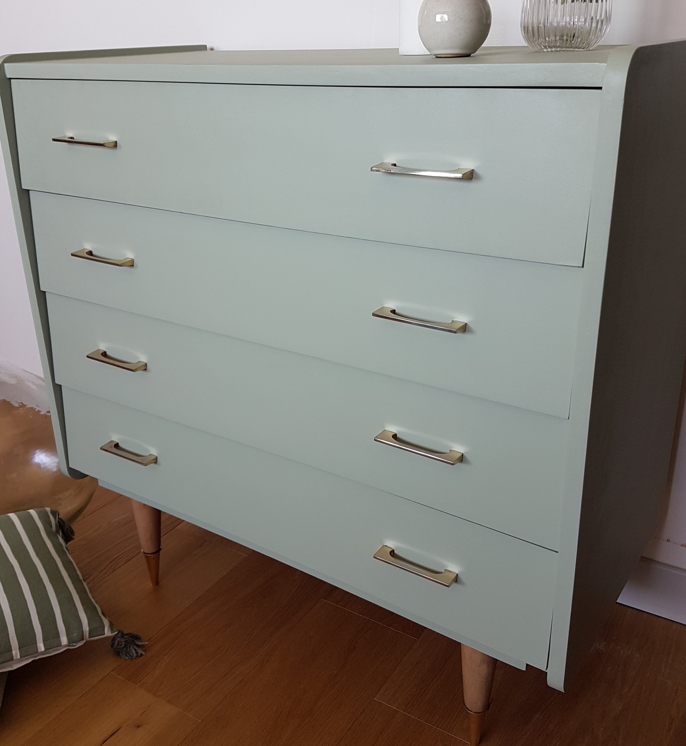 Commode vintage pieds fuseaux