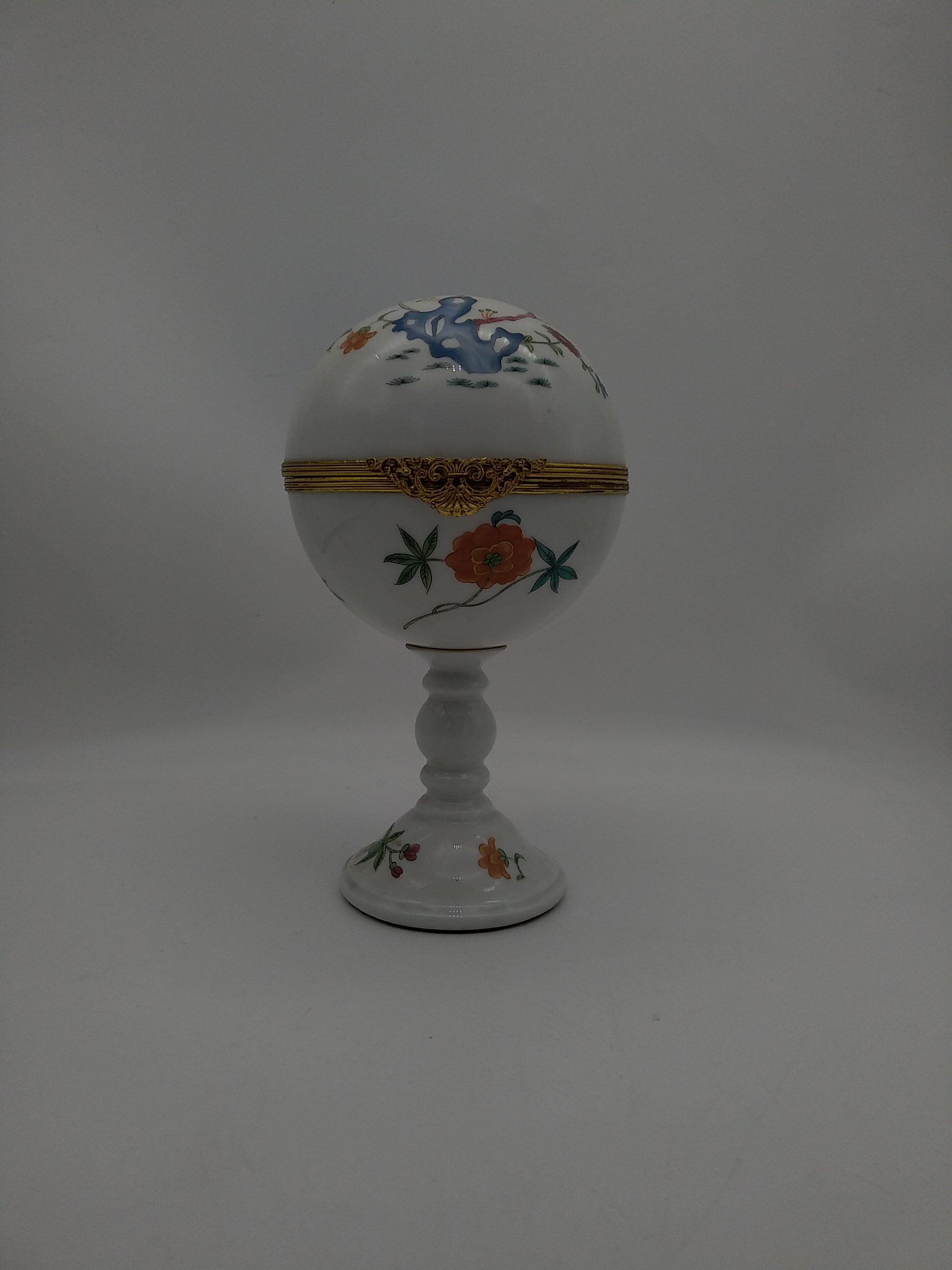 Box on foot, Limoges porcelain, Raynaud