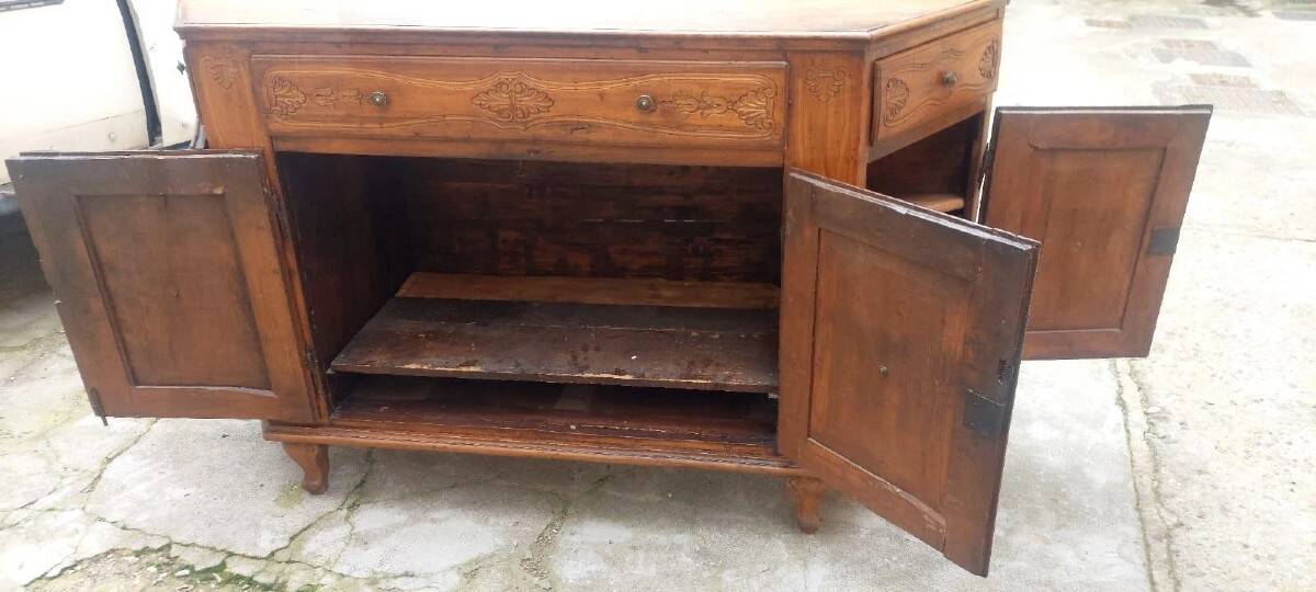 Ancient Venetian grand buffet from the 18th century in solid cherry wood.