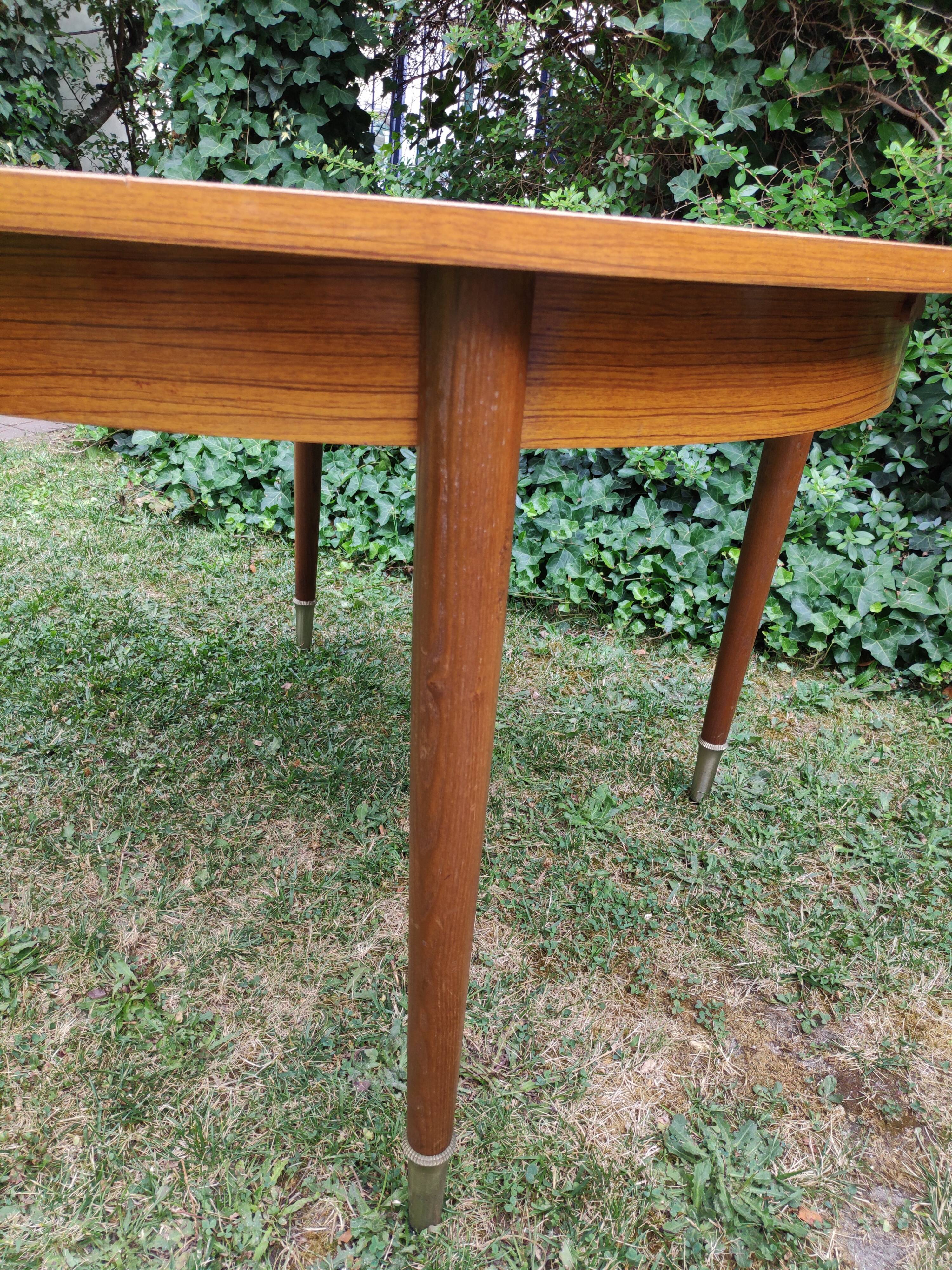 Round table expandable dining table