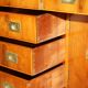 Buffet militaire vintage en bois d'if moucheté - Cabinet bar
