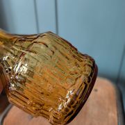 Carafe en verre ambré moulé à décor géométrique – années 1960/70