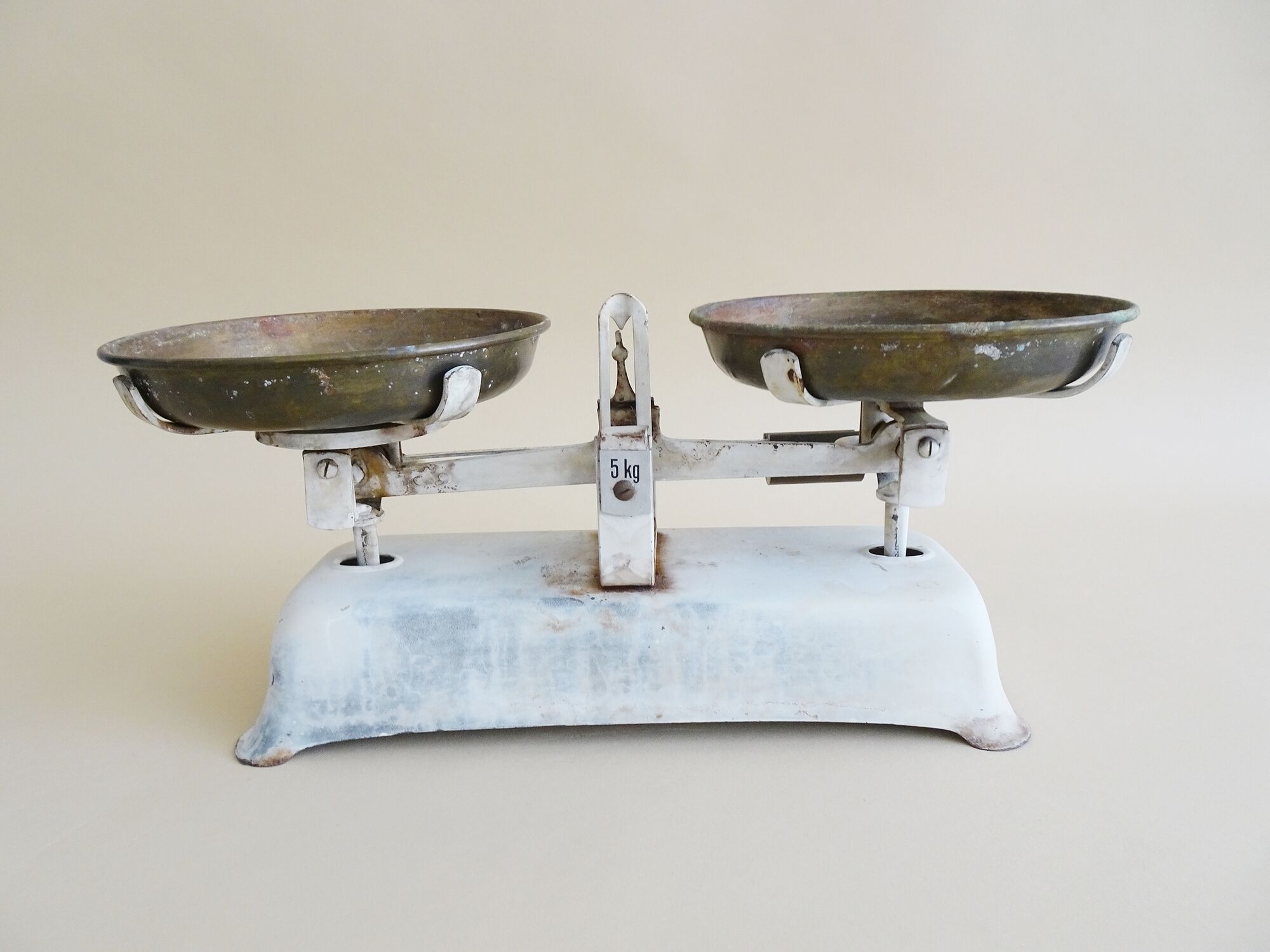 Antique kitchen scales from a record to five kilos, white beam scales with brass plates