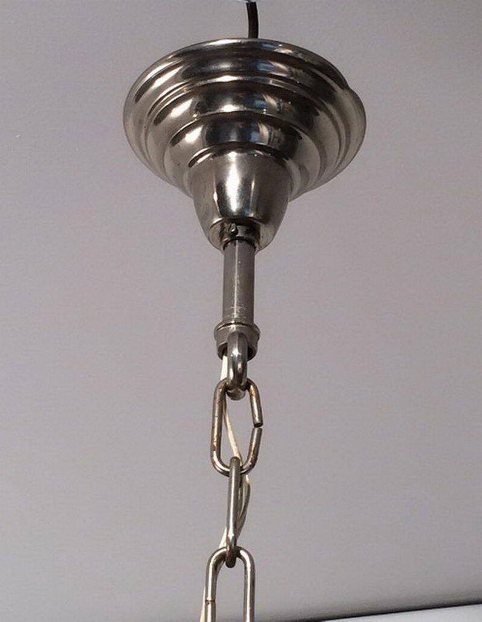 Lustre de style néoclassique en métal argenté à 12 bras de lumière