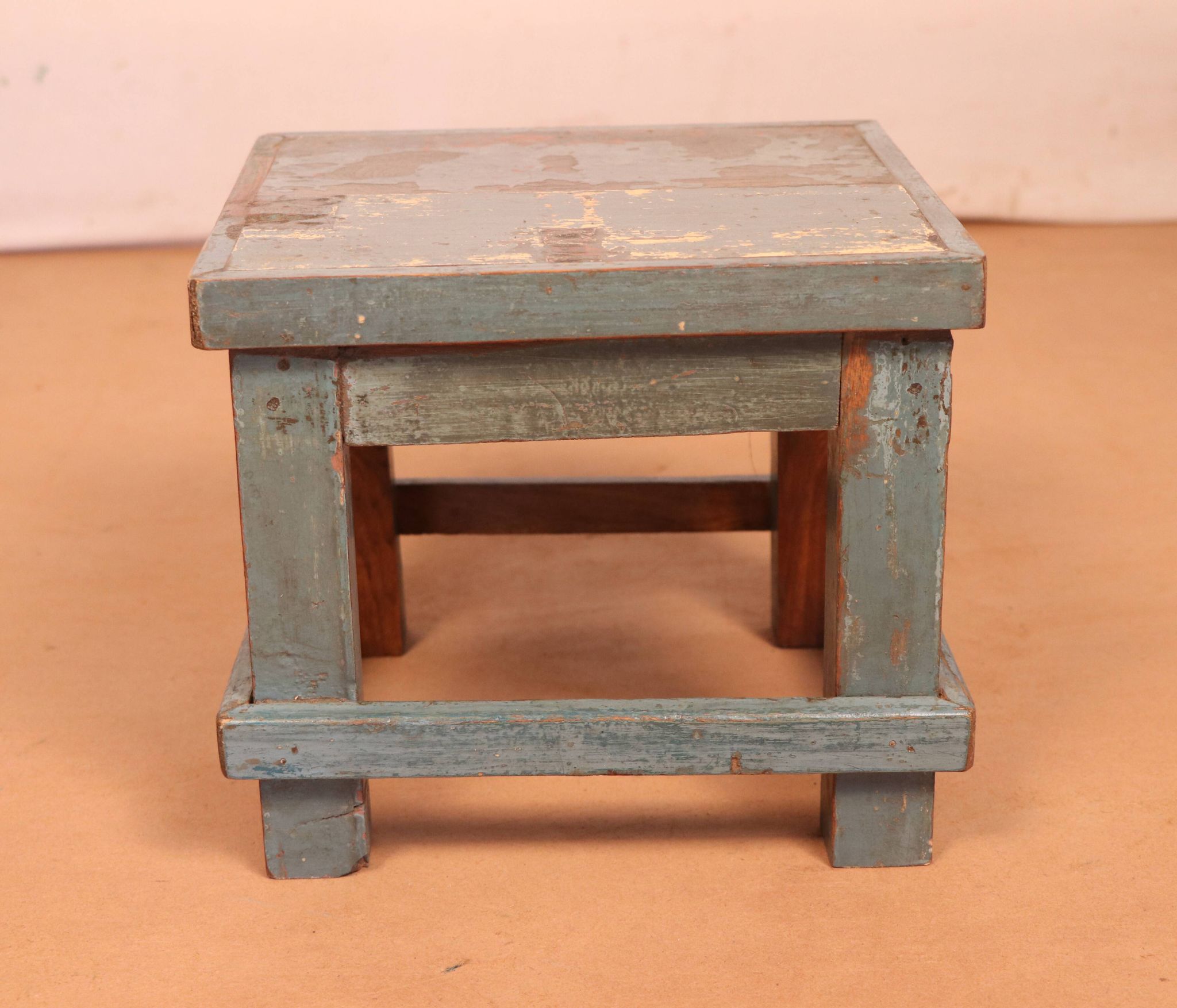 Ancienne table de chevet d'atelier en teck birman patine bleue d'origine