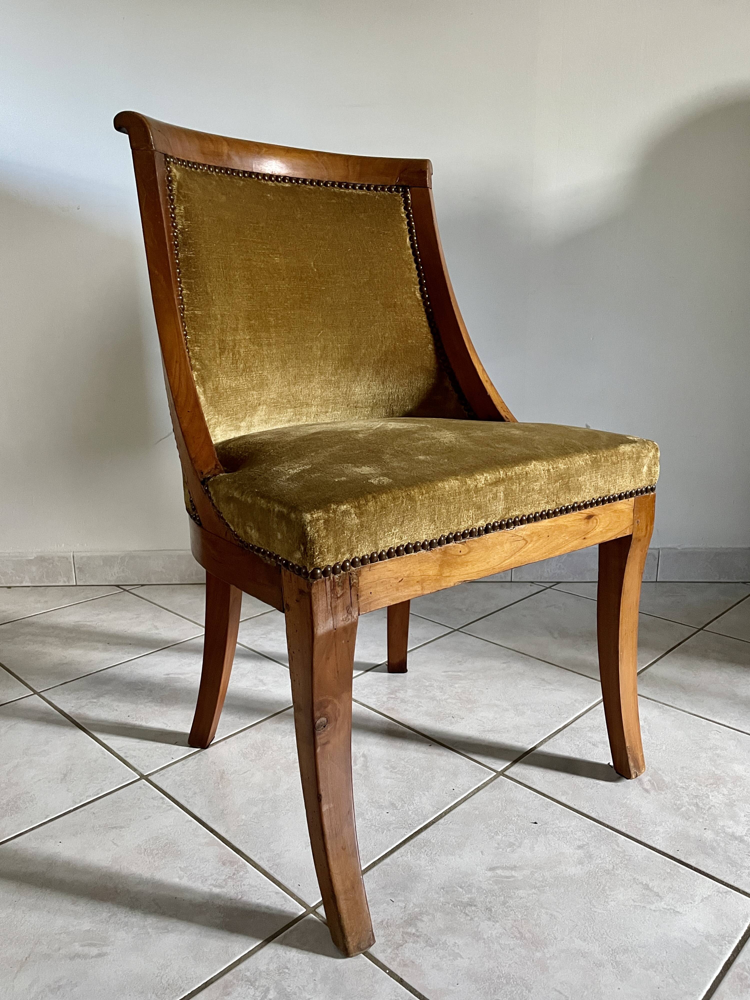 Chaise gondole en velours côtelé jaune moutarde