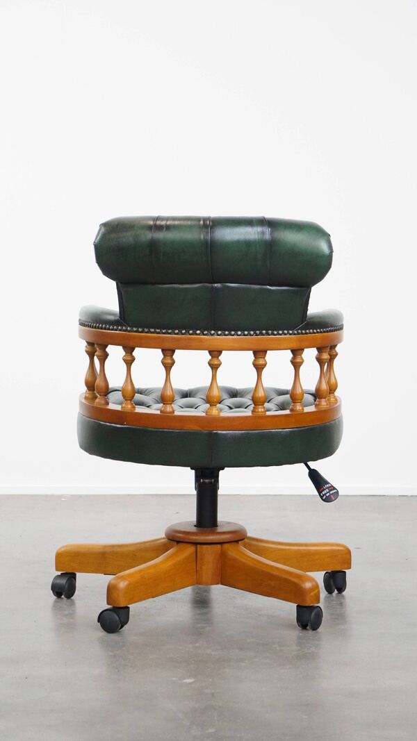Chaise de bureau chesterfield classique verte en cuir de vachette sur roulettes.