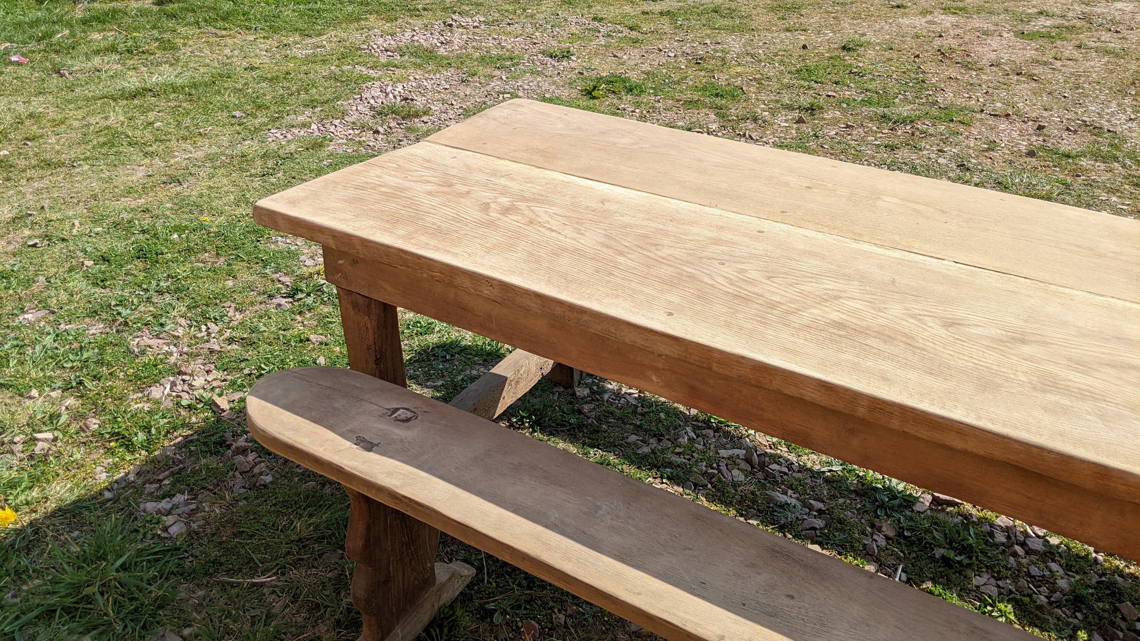 Table de ferme et ses deux bancs
