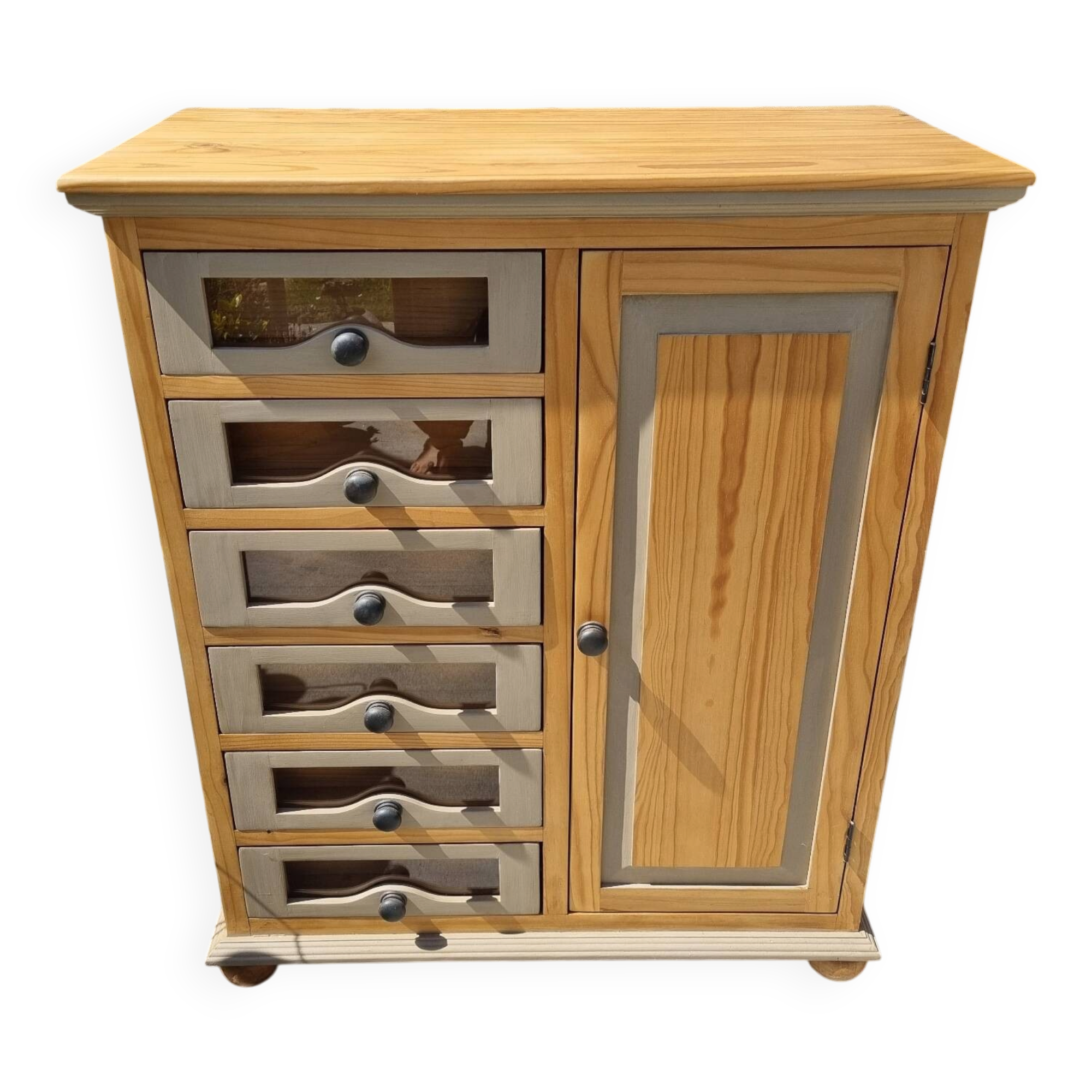 Grain merchant-style furniture with 6 drawers and a cupboard.