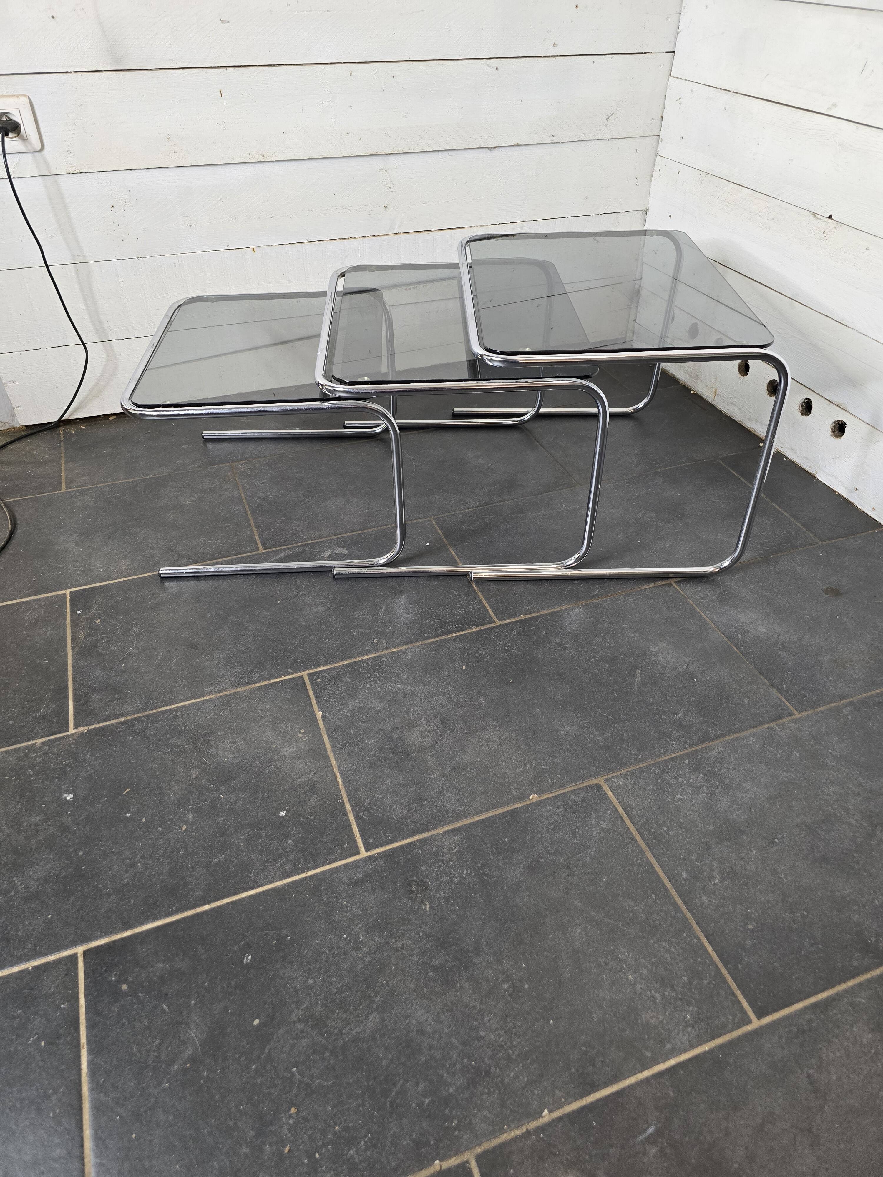 Table gigogne en métal chromé dessus verre fumé des années 70