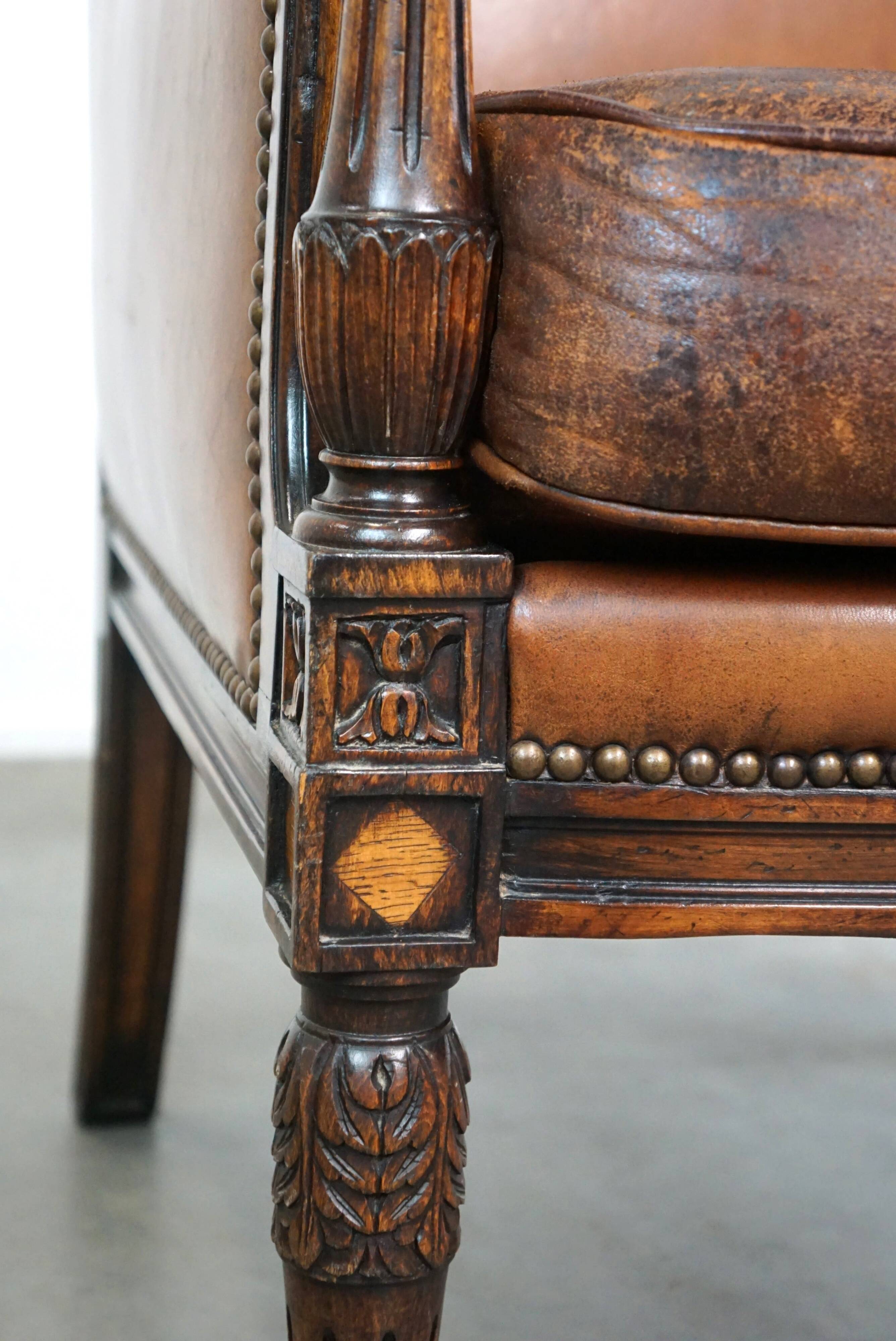 Fauteuil classique en peau de mouton avec sculptures en bois