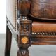 Fauteuil classique en peau de mouton avec sculptures en bois