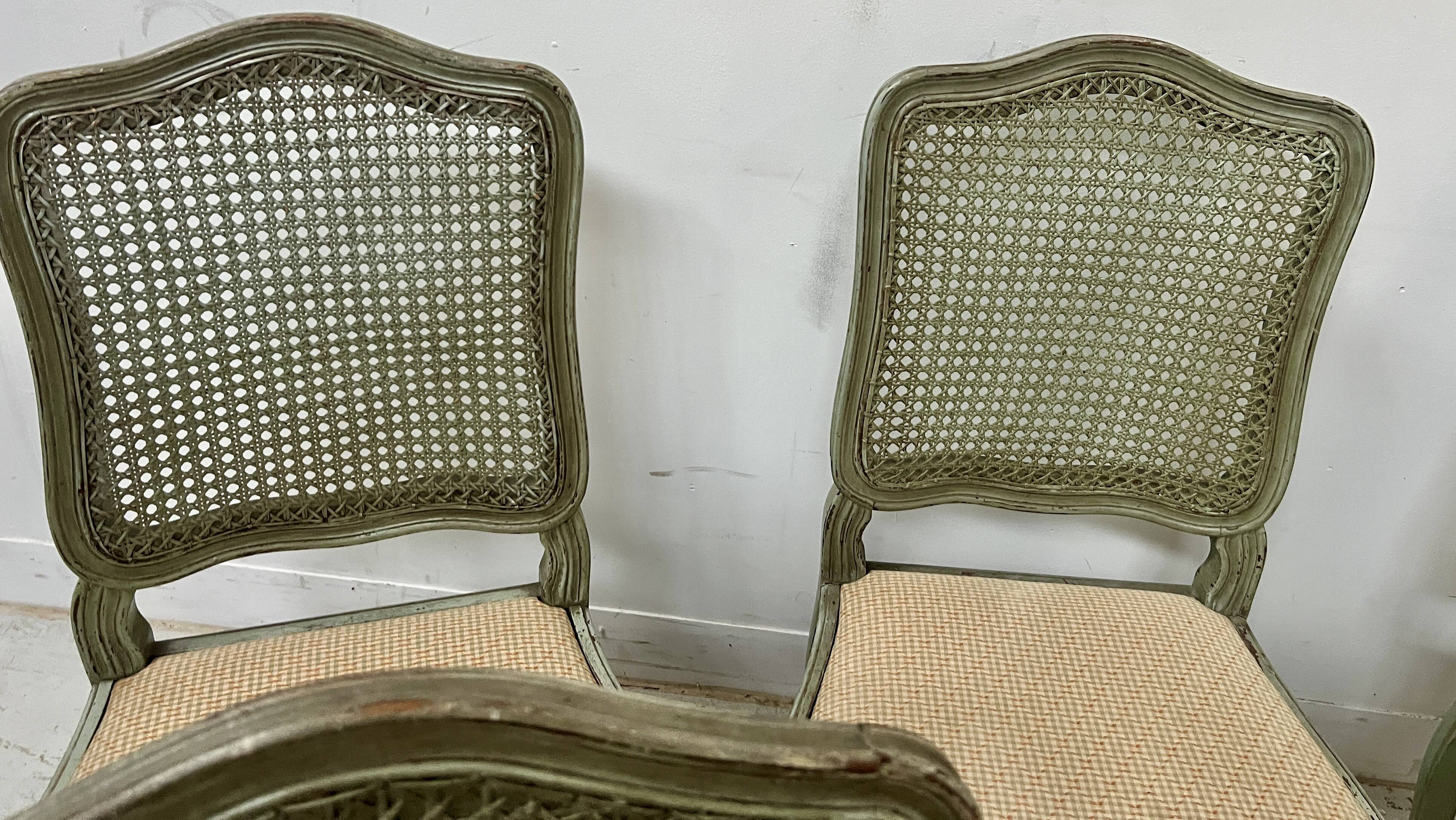 Suite de six chaises de style Louis XV en hetre laqué XX siècle