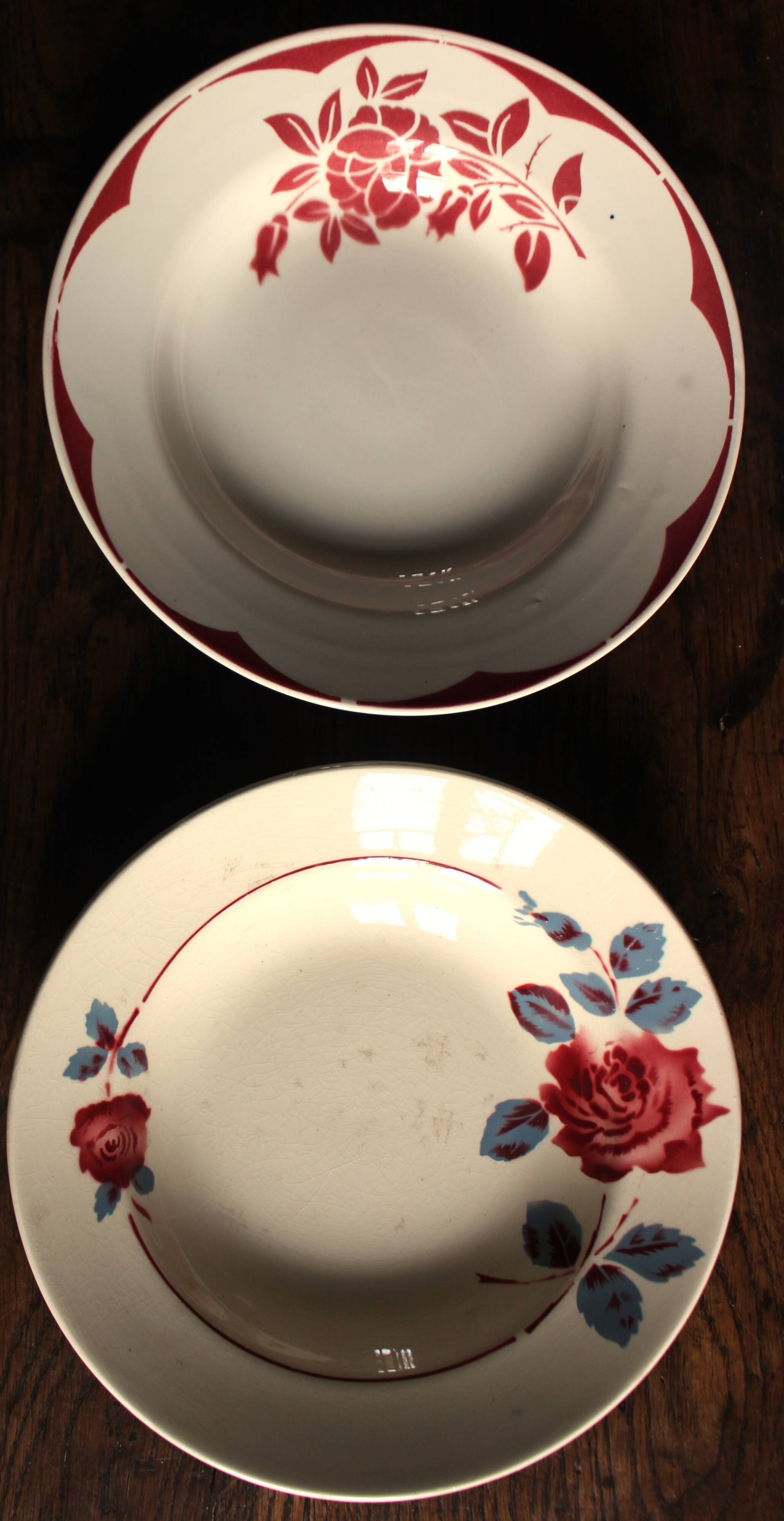 6 mismatched red and blue Art Deco soup plates, Badonviller Digoin