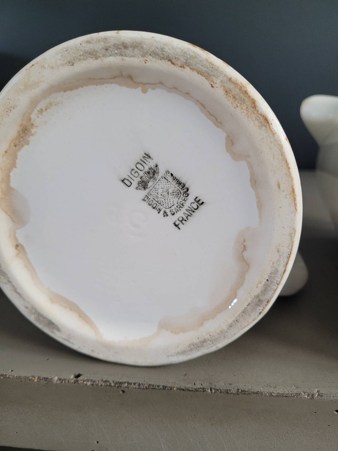 Paire de pichets en porcelaine de Digoin