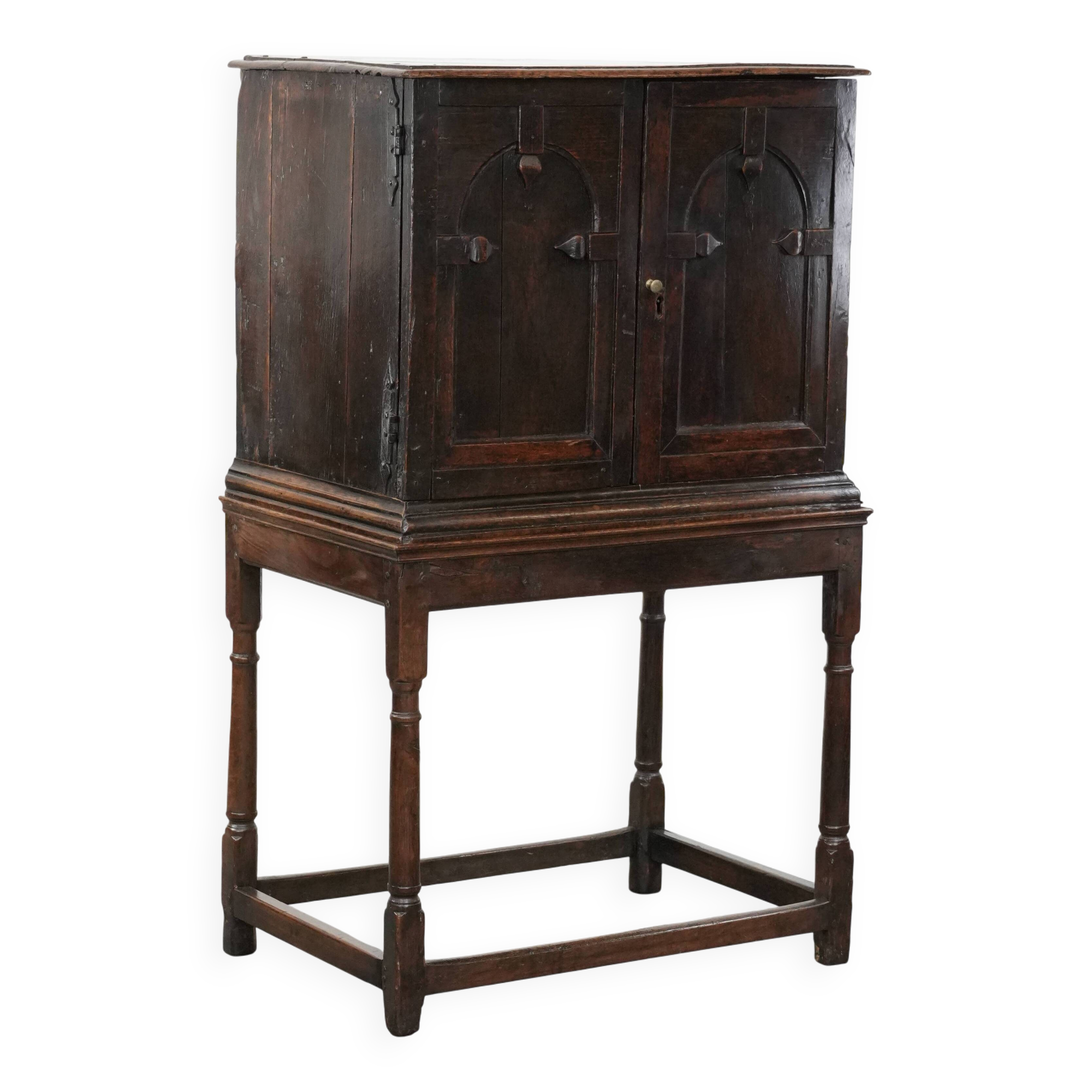 Unieke antieke Engelse kast/ cabinet on stand van eikenhout uit de 17e eeuw