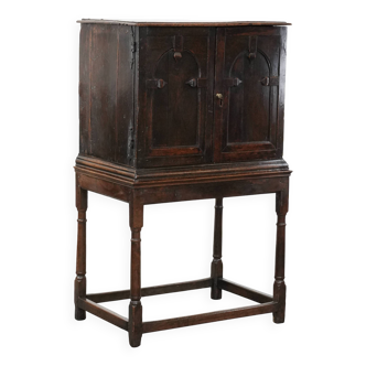 Unieke antieke Engelse kast/ cabinet on stand van eikenhout uit de 17e eeuw