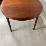 Extendable round table