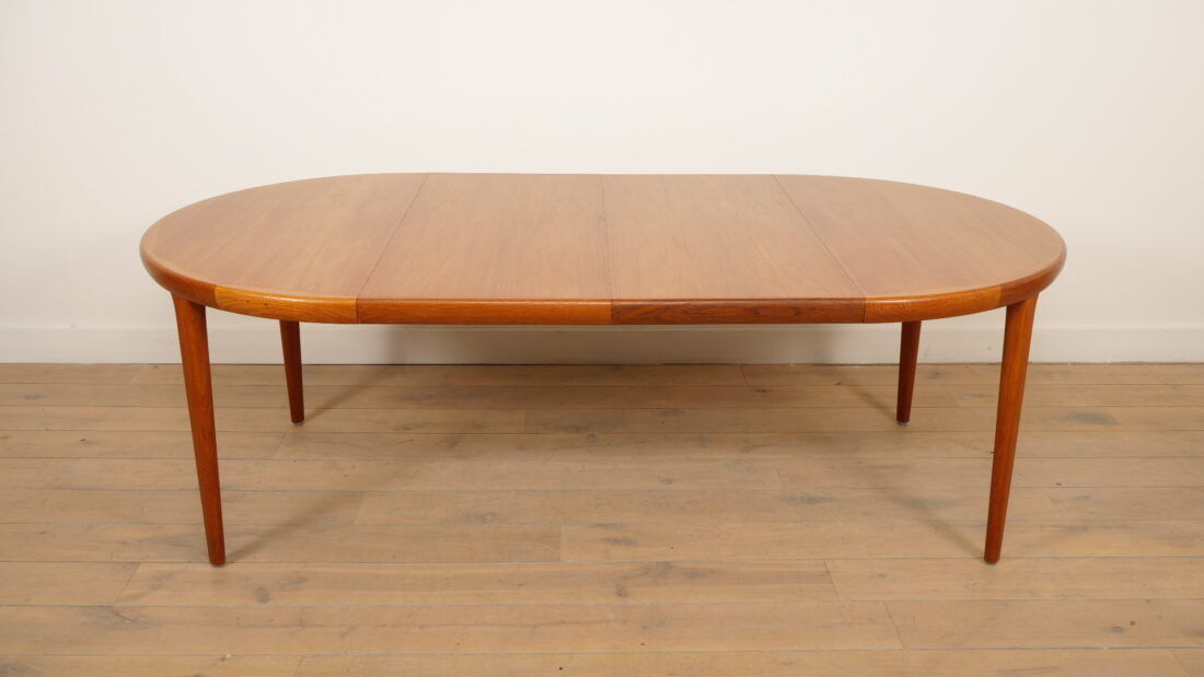 Vintage round dining table | Teak | Extendable | 120–220 cm