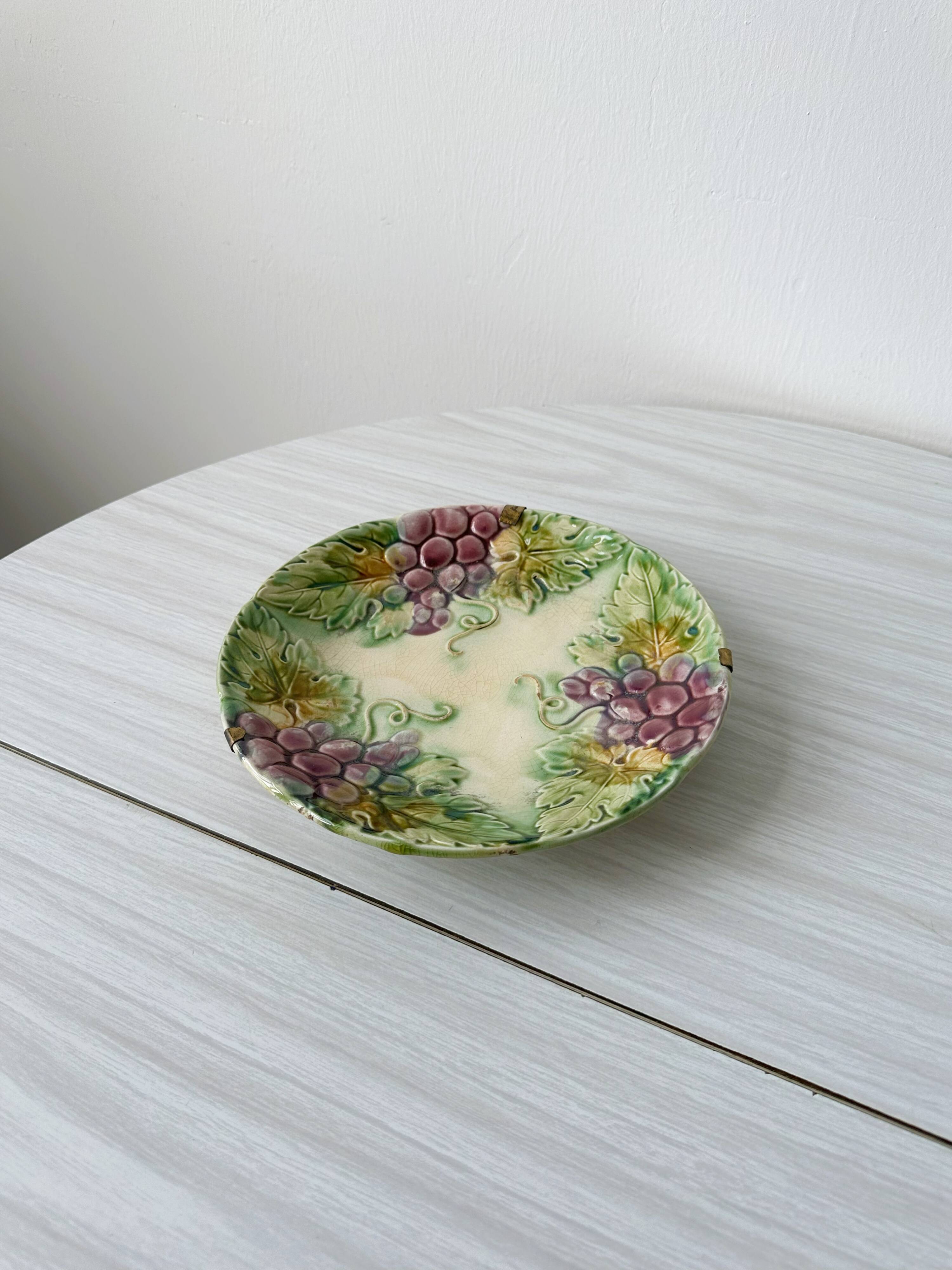 Assiette raisins en barbotine