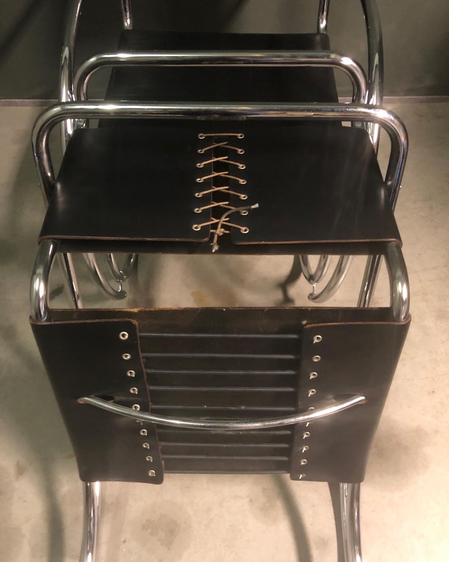 2 chairs by Mies Van Der Rohe MR20