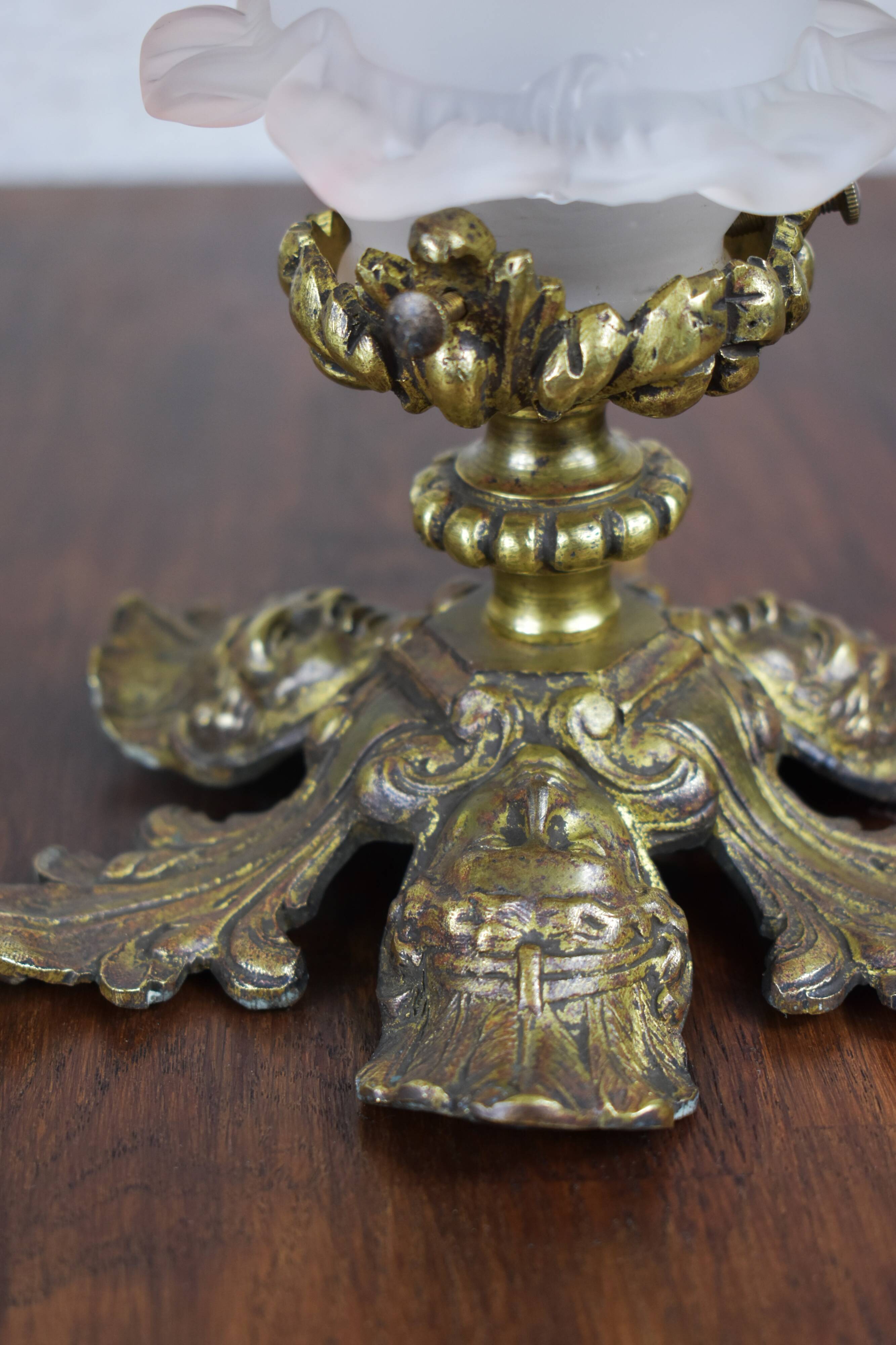 Suspension in bronze and glass paste.