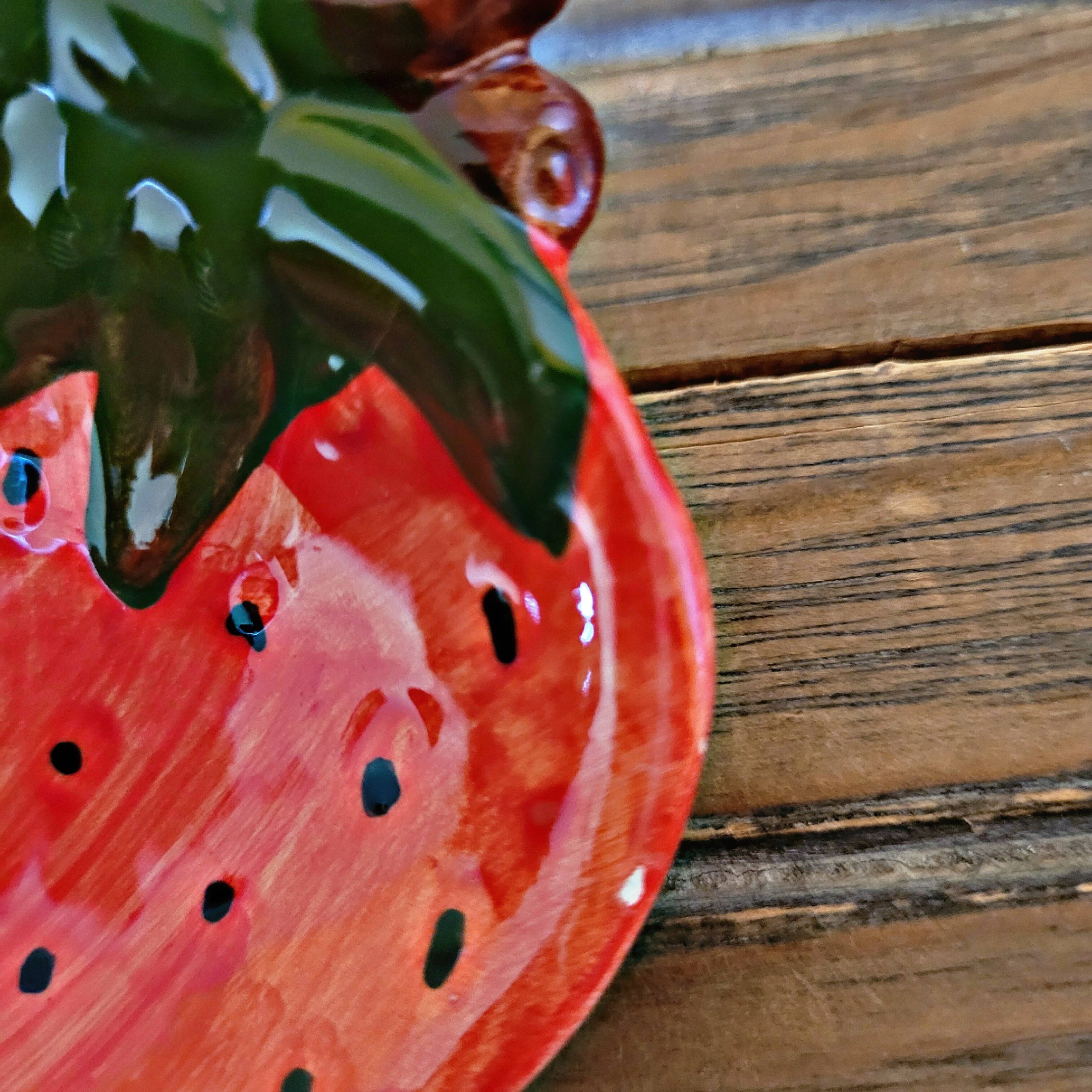 Coupelles, plats en barbotine fraise sur pieds