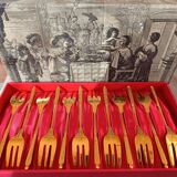 Coffret de 12 fourchettes à dessert en métal doré