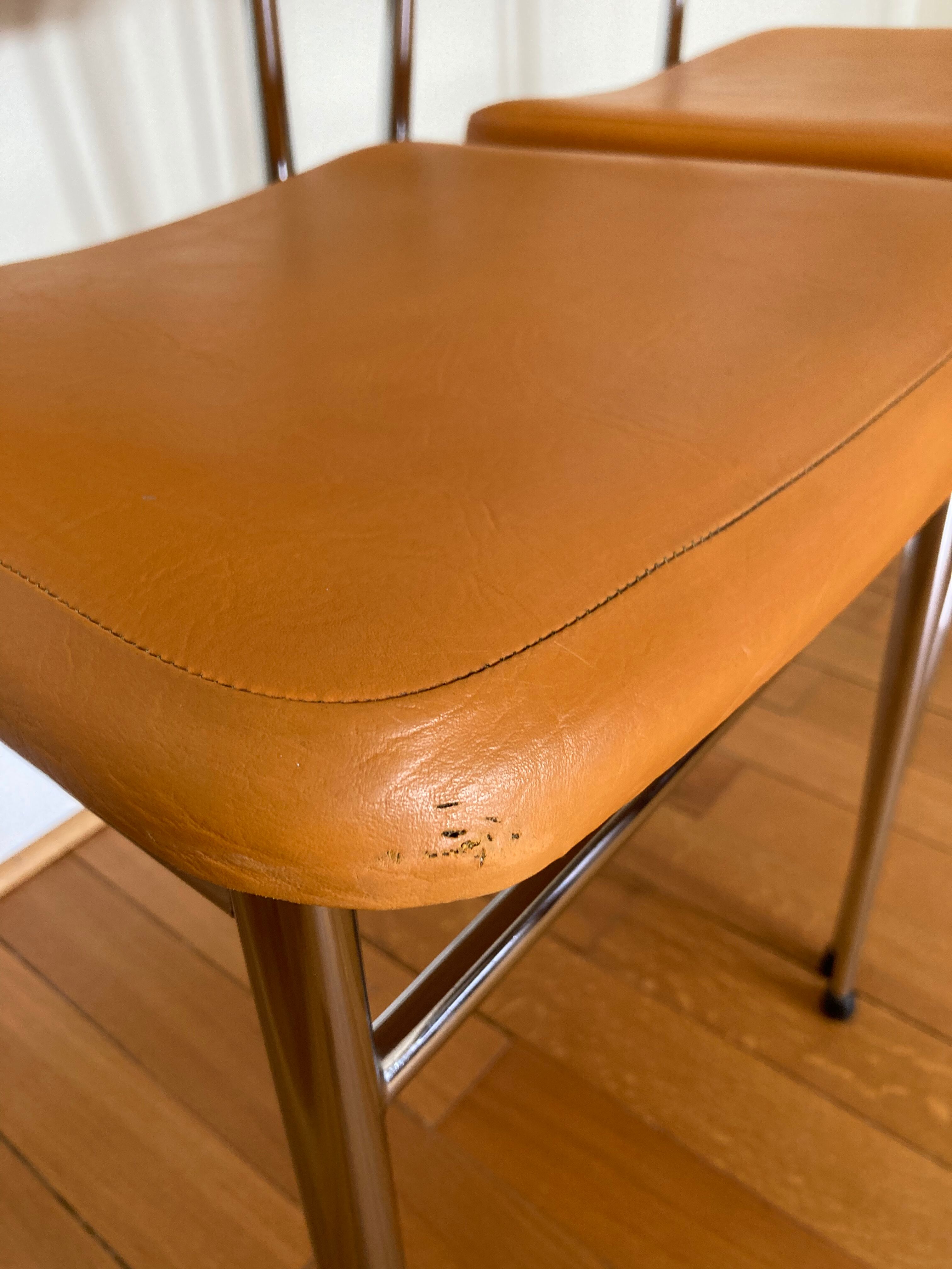 Paire de chaises chromé et skai orange
