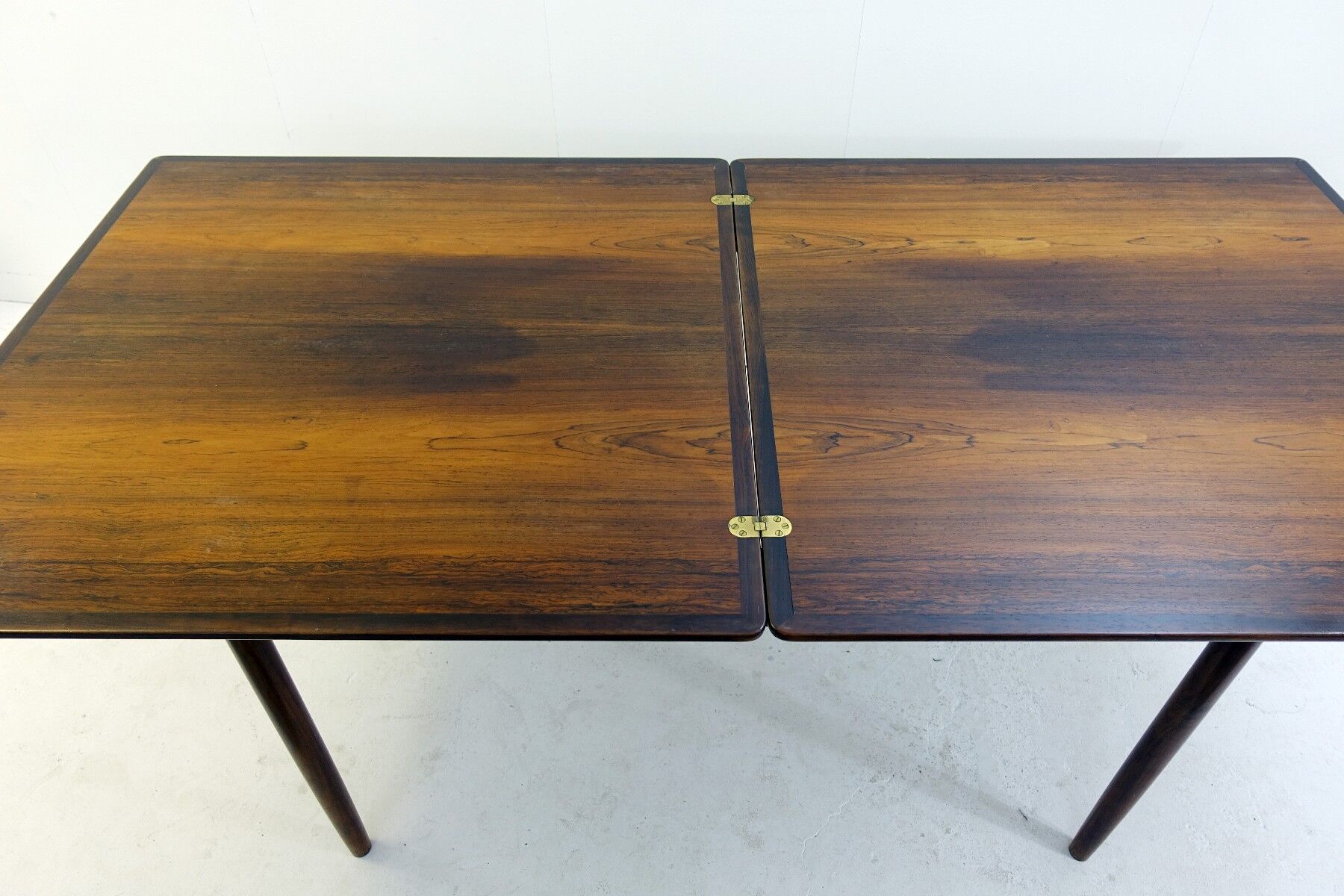 Flip-top butterfly table with brass hinges, 20th