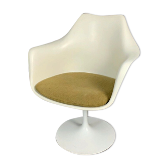 Tulip armchair by Eero Saarinen, knoll
