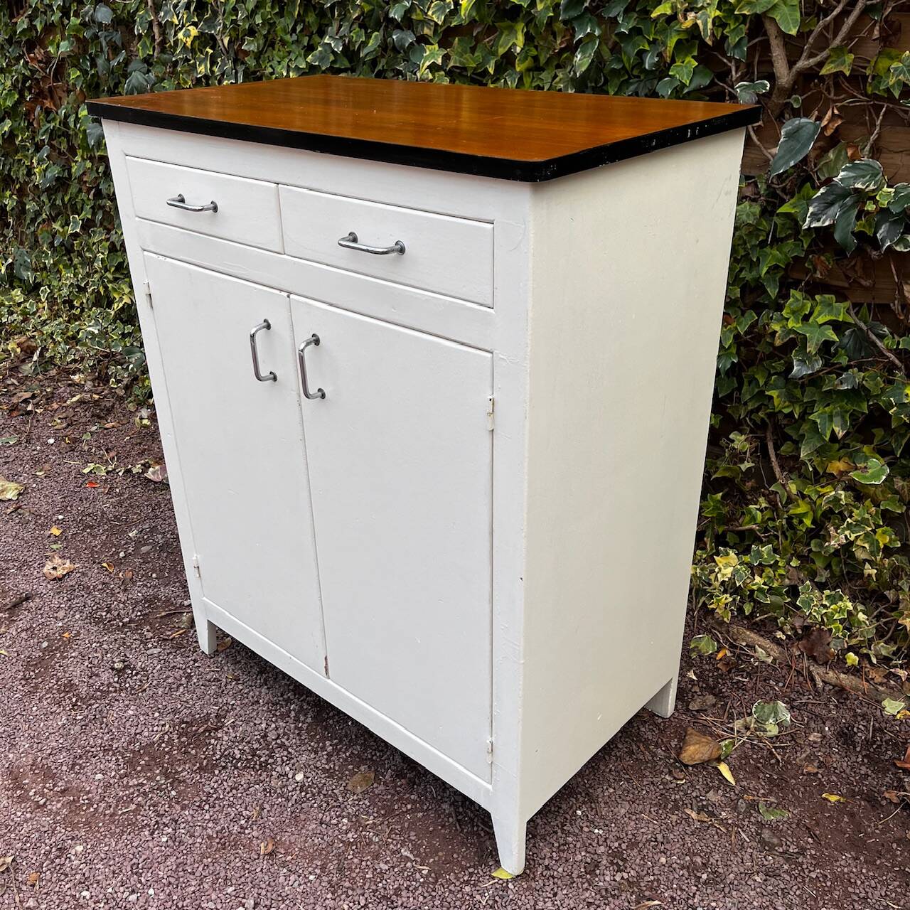 Vintage white sideboard with 2 doors and 2 drawers