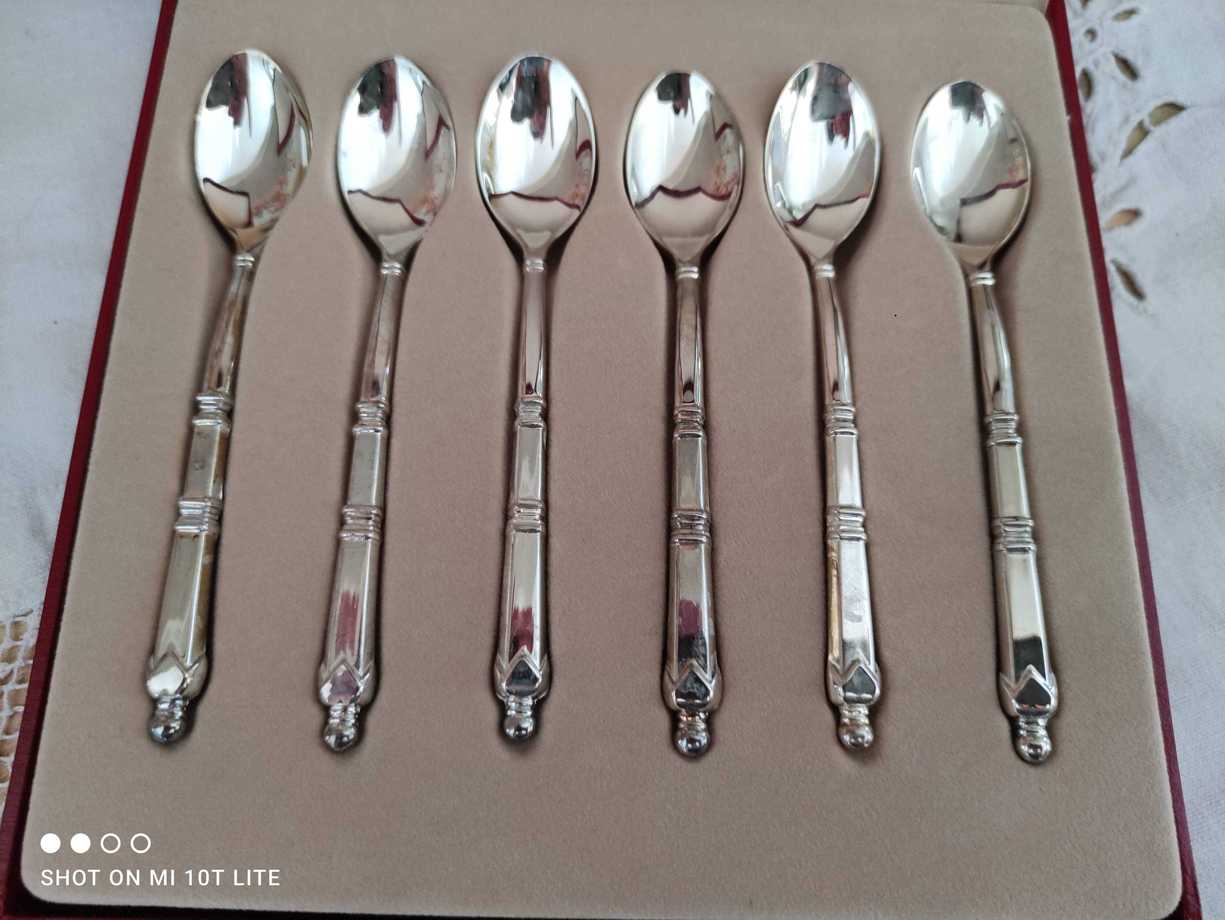 Lot de 6 cuillères à café en métal couleur argent dans leur coffret d'origine