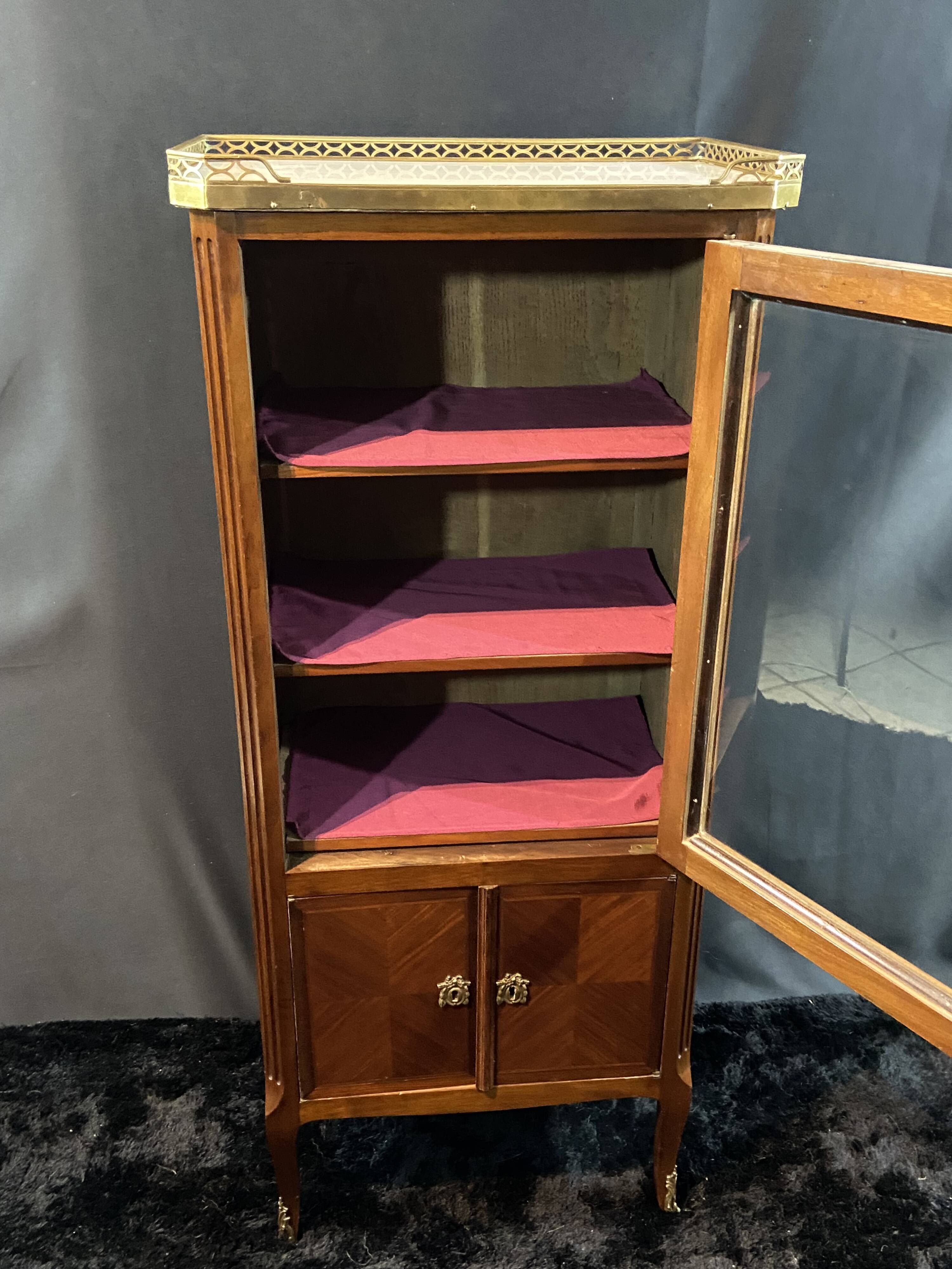 Small 19th-century display cabinet in the Transition style between Louis XV and Louis XVI.