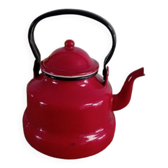 Enameled red kettle