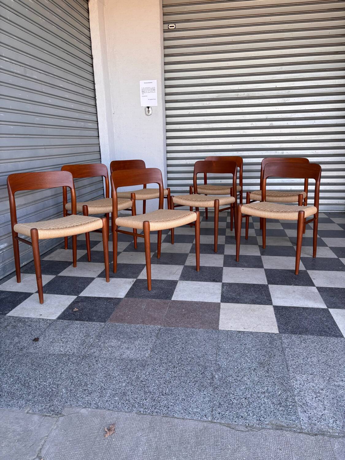 Série de 8 chaises Møller 75