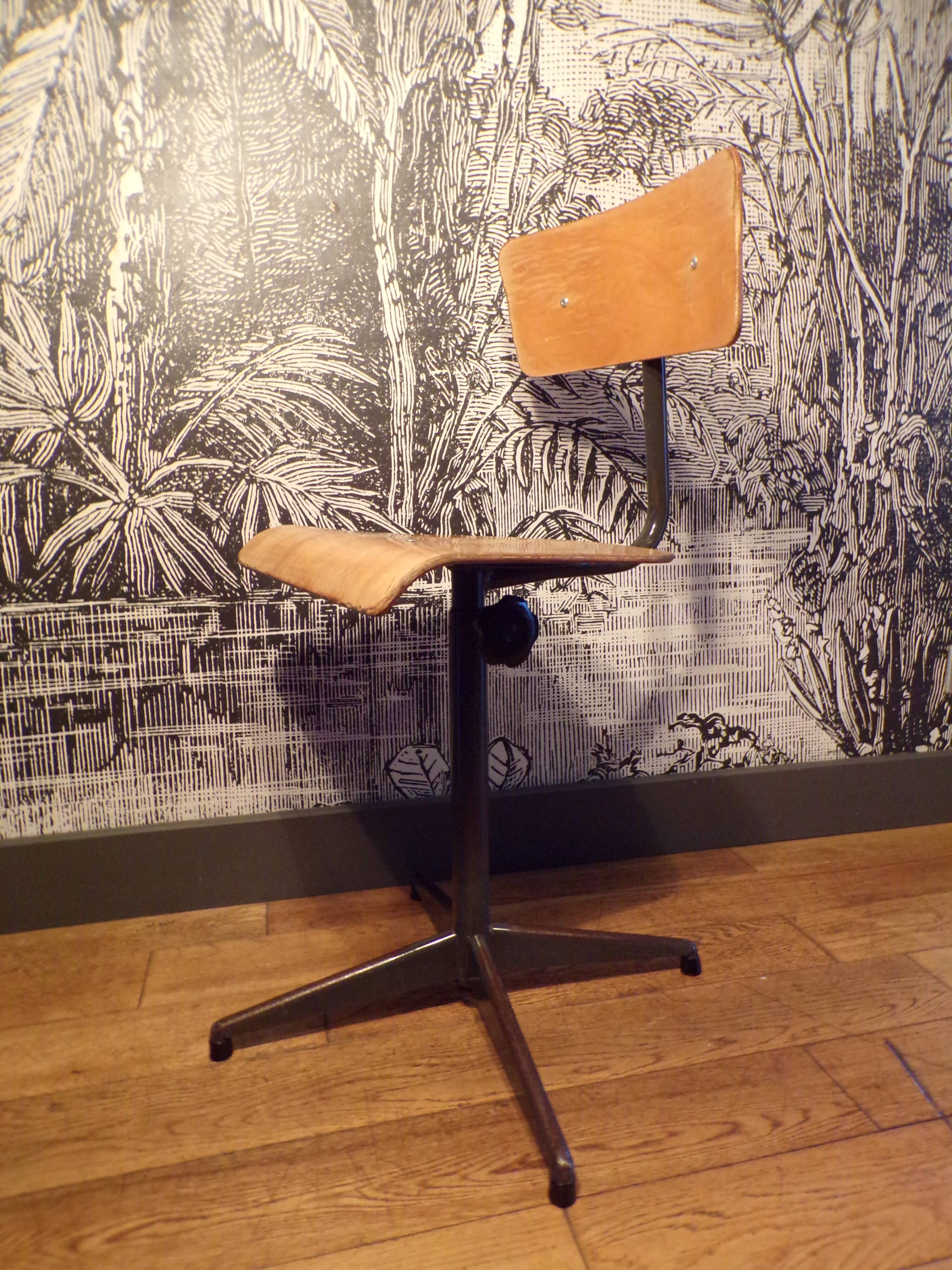 Swivel workshop chair