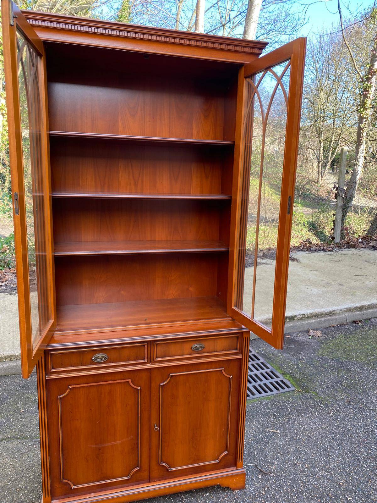 English display cabinet with 2 doors, mahogany imitation, 1990.