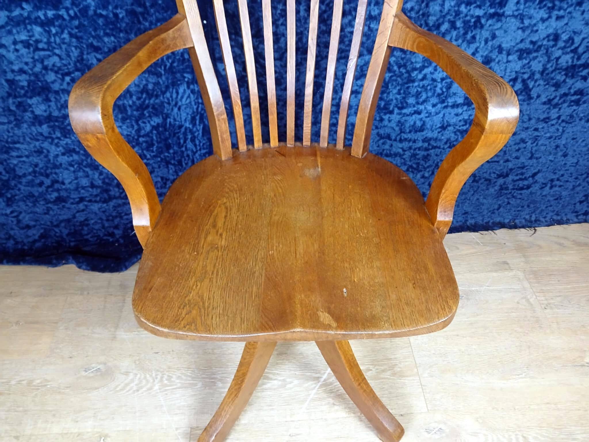 Attractive American office chair with oak system