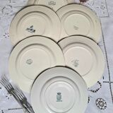 Assiettes plates anciennes dépareillées en faïence terre de fer accompagnées d'un plat