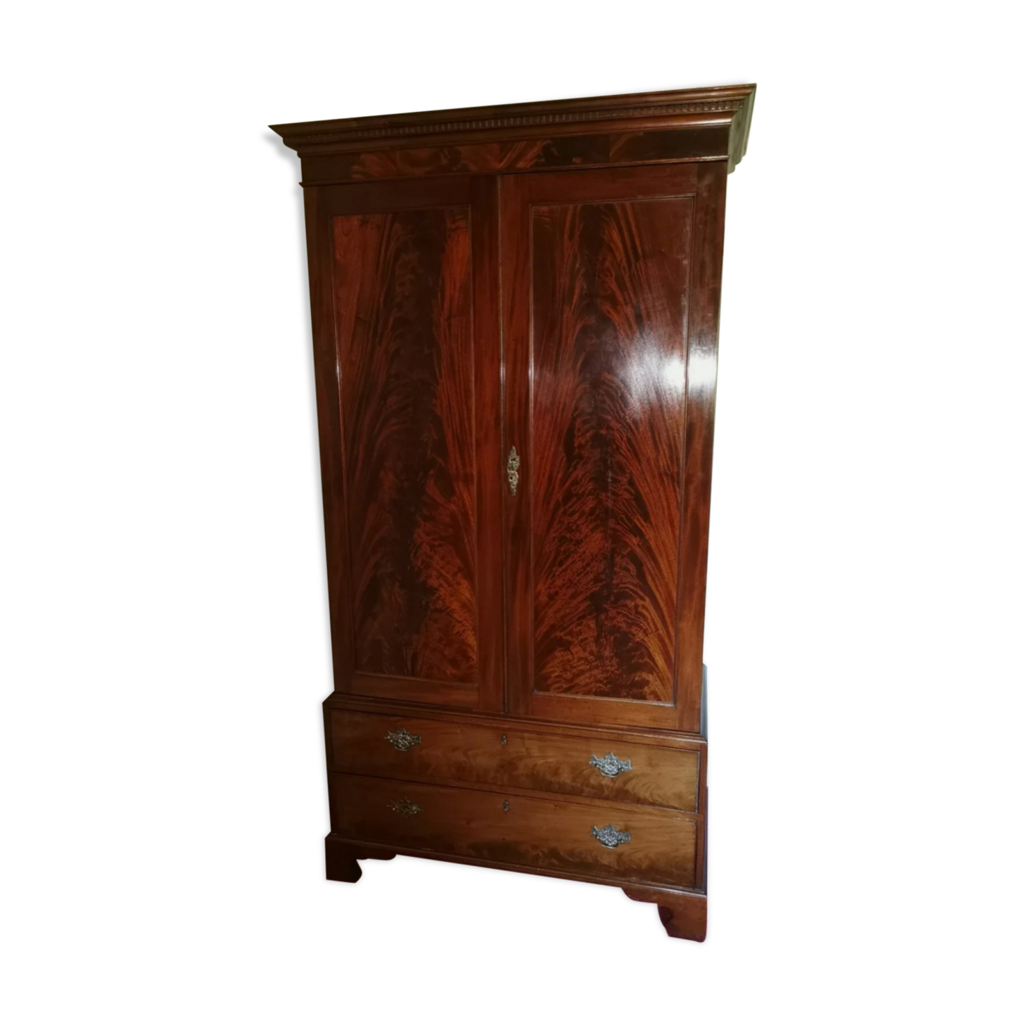 Very beautiful old English cabinet made of solid 19th century mahogany