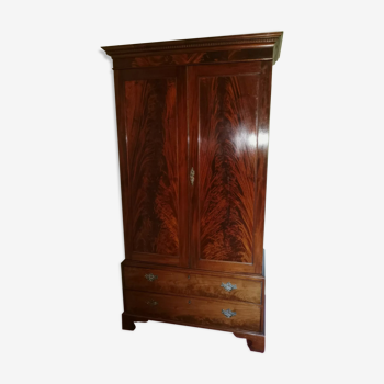 Very beautiful old English cabinet made of solid 19th century mahogany