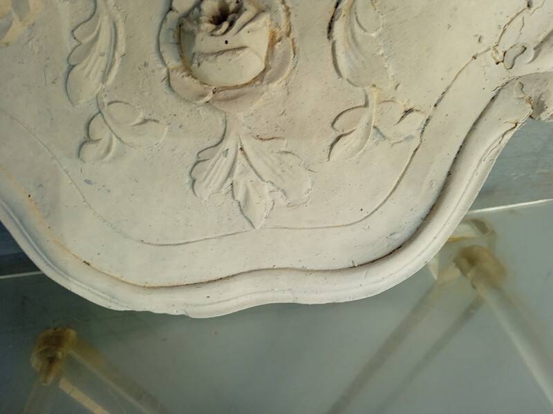 Louis XVI pediment with plaster low relief roses