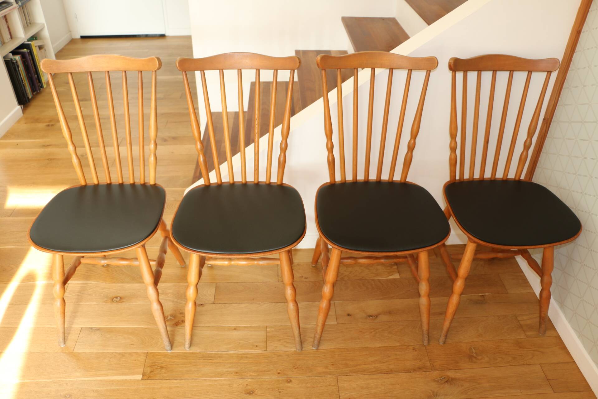 4 BAUMANN Tacoma chairs in black imitation leather and light beech