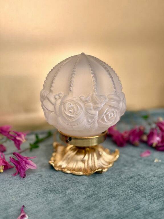Adorable vintage floral lamp